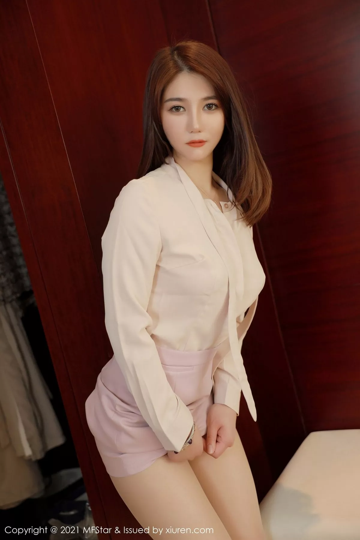 秀人集.com_[MFStar模范学院]Vol.444_嫩模Fairy如歌脱粉色西装露性感衬衣肉丝裤袜完美诱惑写真39P