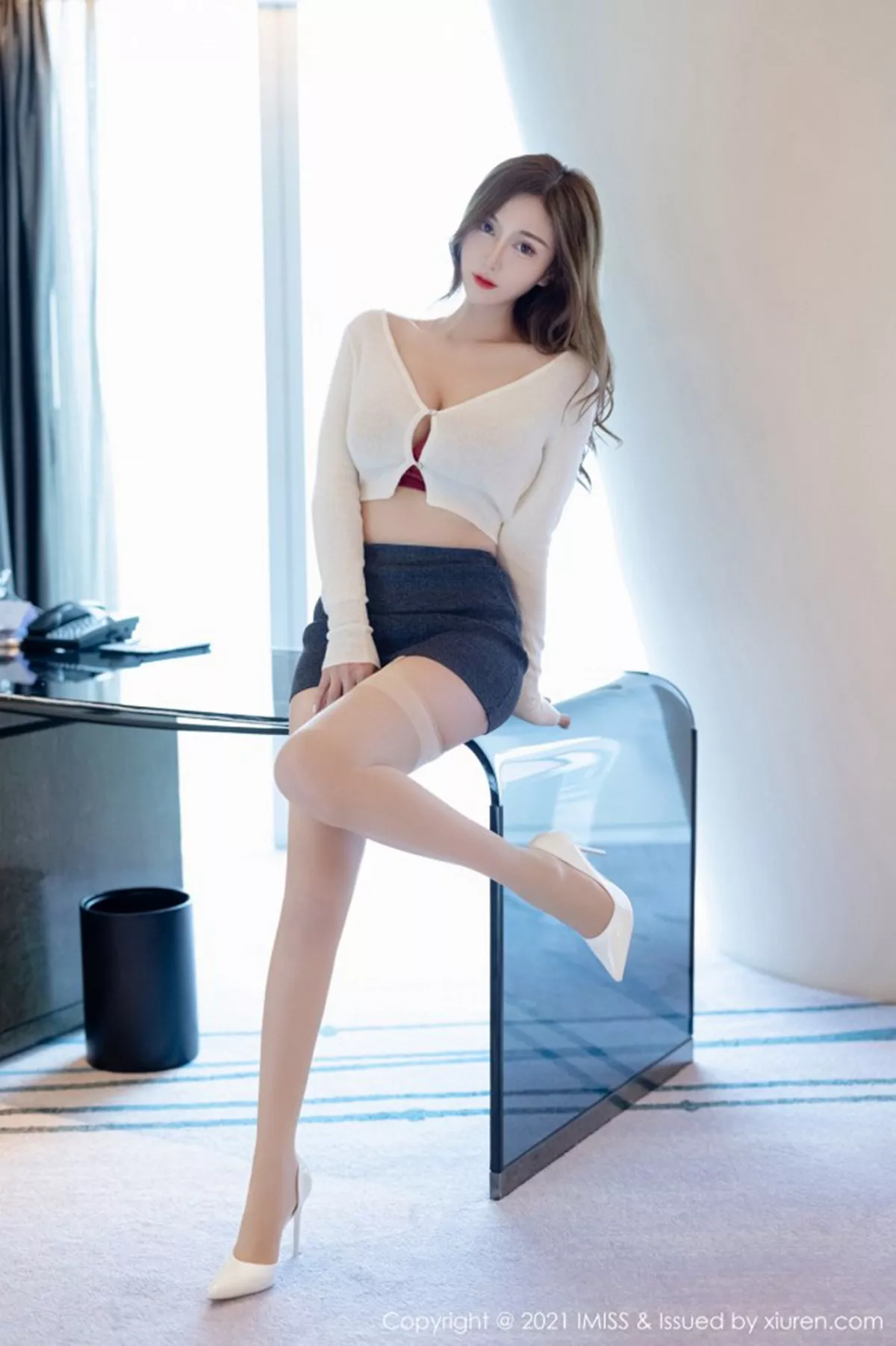 秀人集.com_[IMISS爱蜜社]Vol.555_气质女神Lavinia肉淡雅都市OL制服露性感红色内衣诱惑写真52P