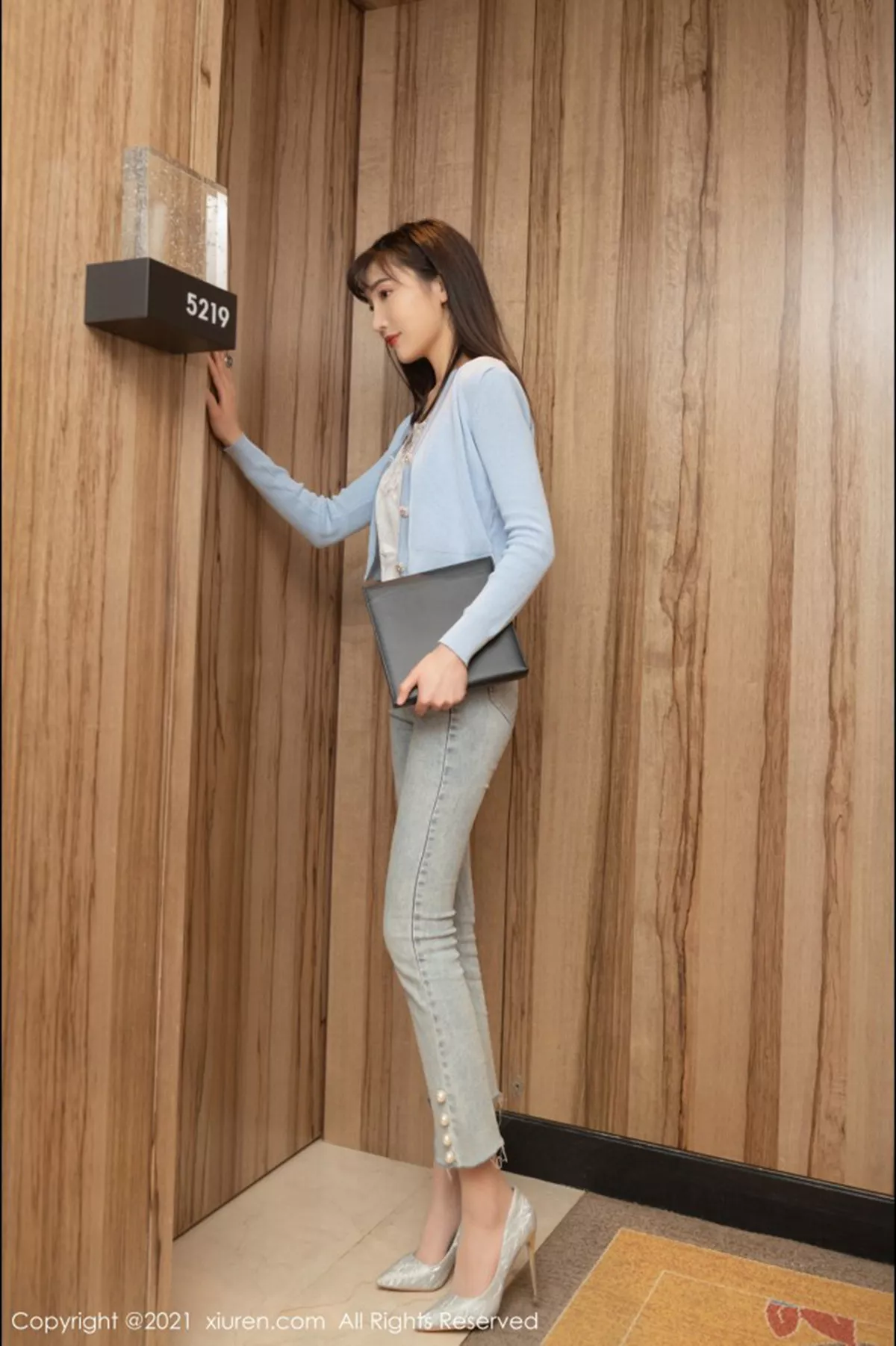 秀人集.com_[XiuRen秀人网]No.3146_嫩模陆萱萱秘书遭遇主题脱牛仔裤露无内肉丝裤袜撩人诱惑写真70P