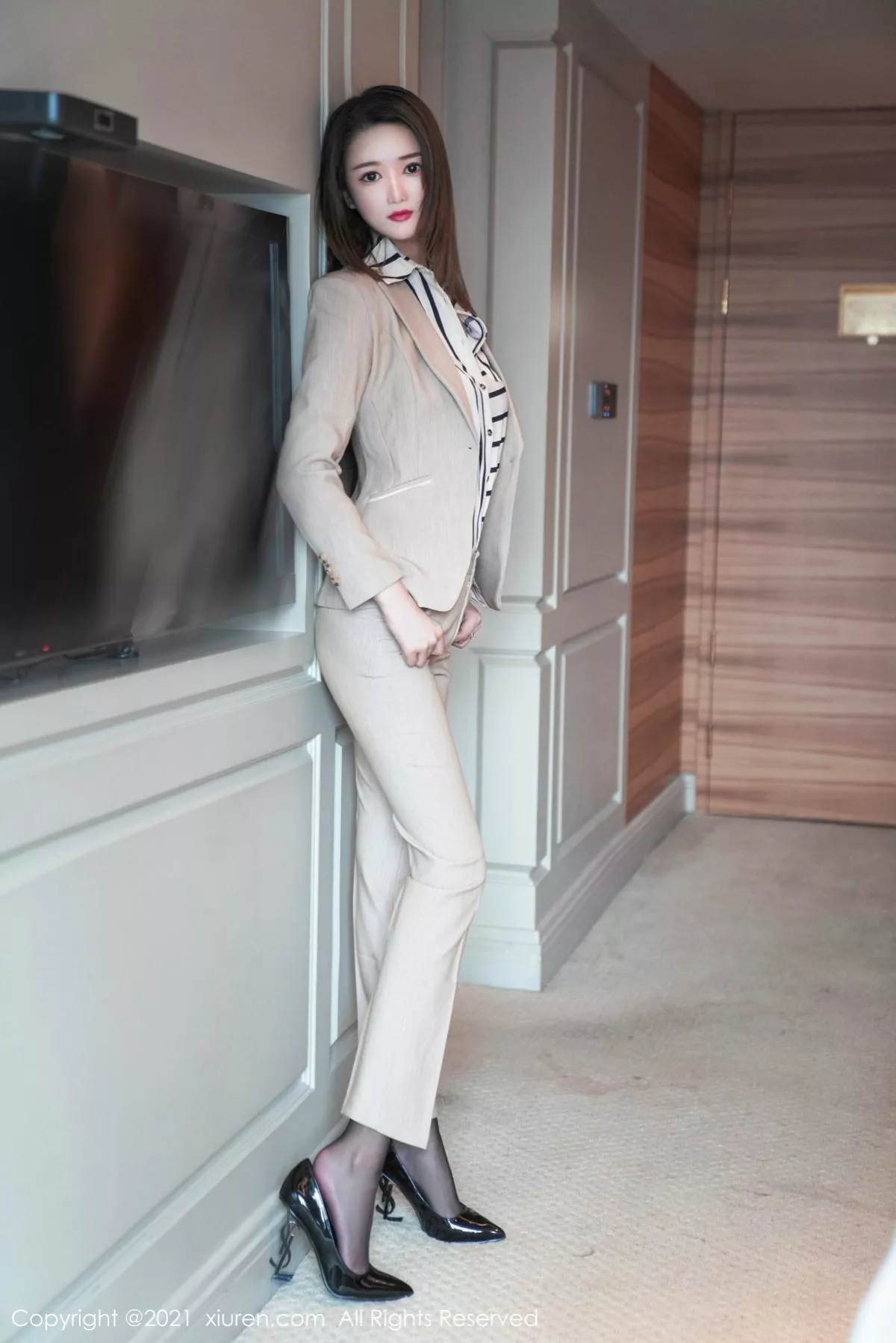 秀人集.com_[XiuRen秀人网]No.3150_嫩模文芮jeninfer典雅职场OL主题半脱露开档黑丝裤袜秀翘臀诱惑写真58P