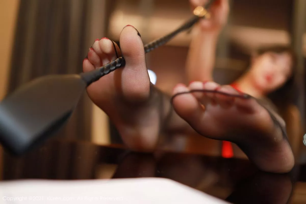 秀人集.com_[XiuRen秀人网]No.3159_嫩模佘贝拉广州旅拍鲜红高开连衣裙配黑丝裤袜秀翘臀诱惑写真54P