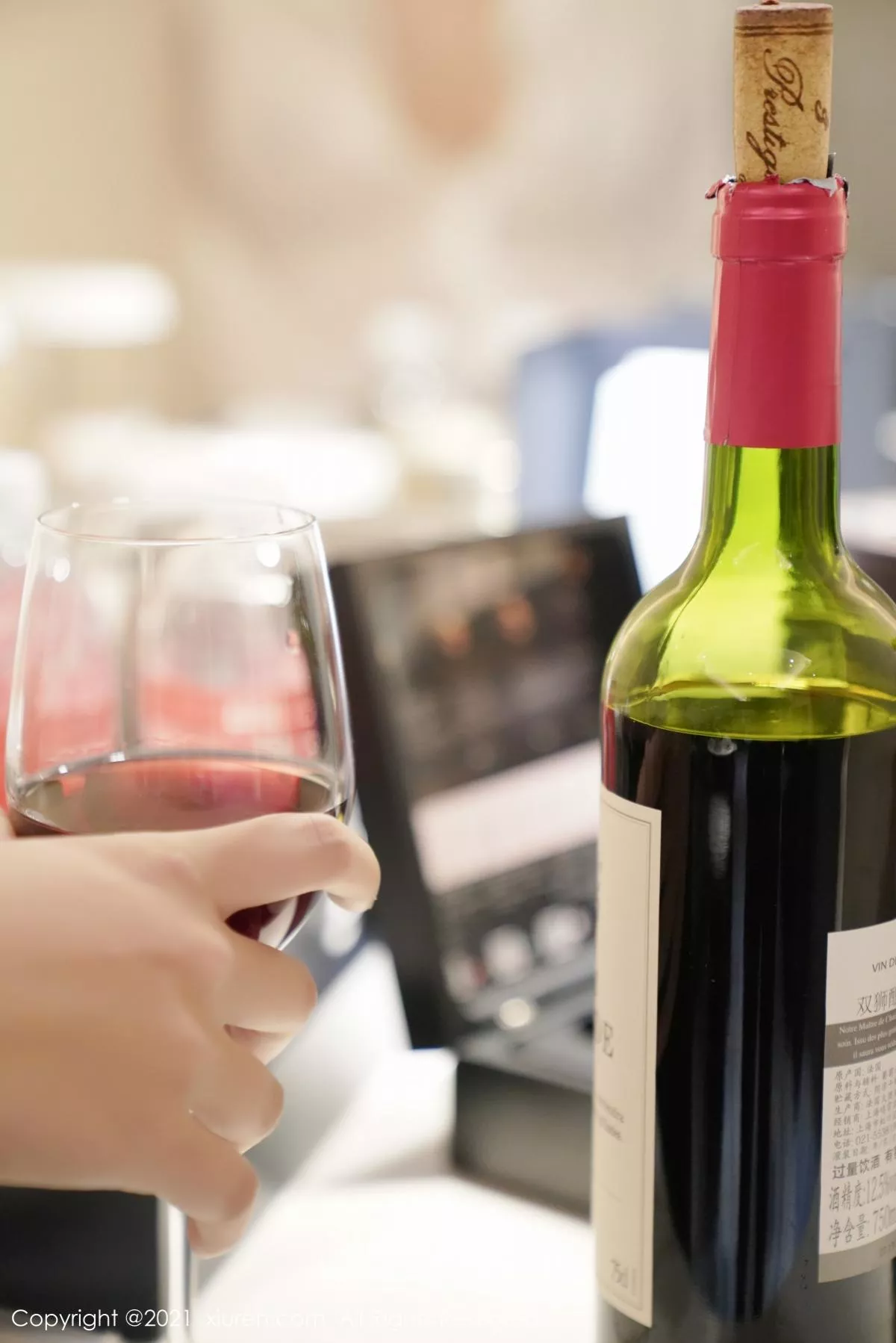 秀人集.com_[XiuRen秀人网]No.3164_嫩模萌奈子酒店红酒美人主题性感真空白衬衣配黑短裙完美诱惑写真59P