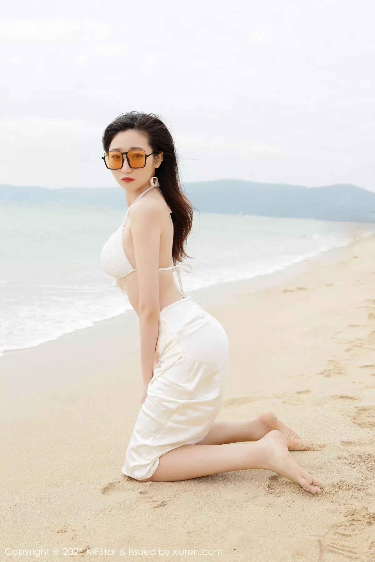 秀人集.com_[MFStar模范学院]Vol.464_嫩模安琪Yee三亚旅拍海边沙滩白色比基尼秀完美身材诱惑写真51P
