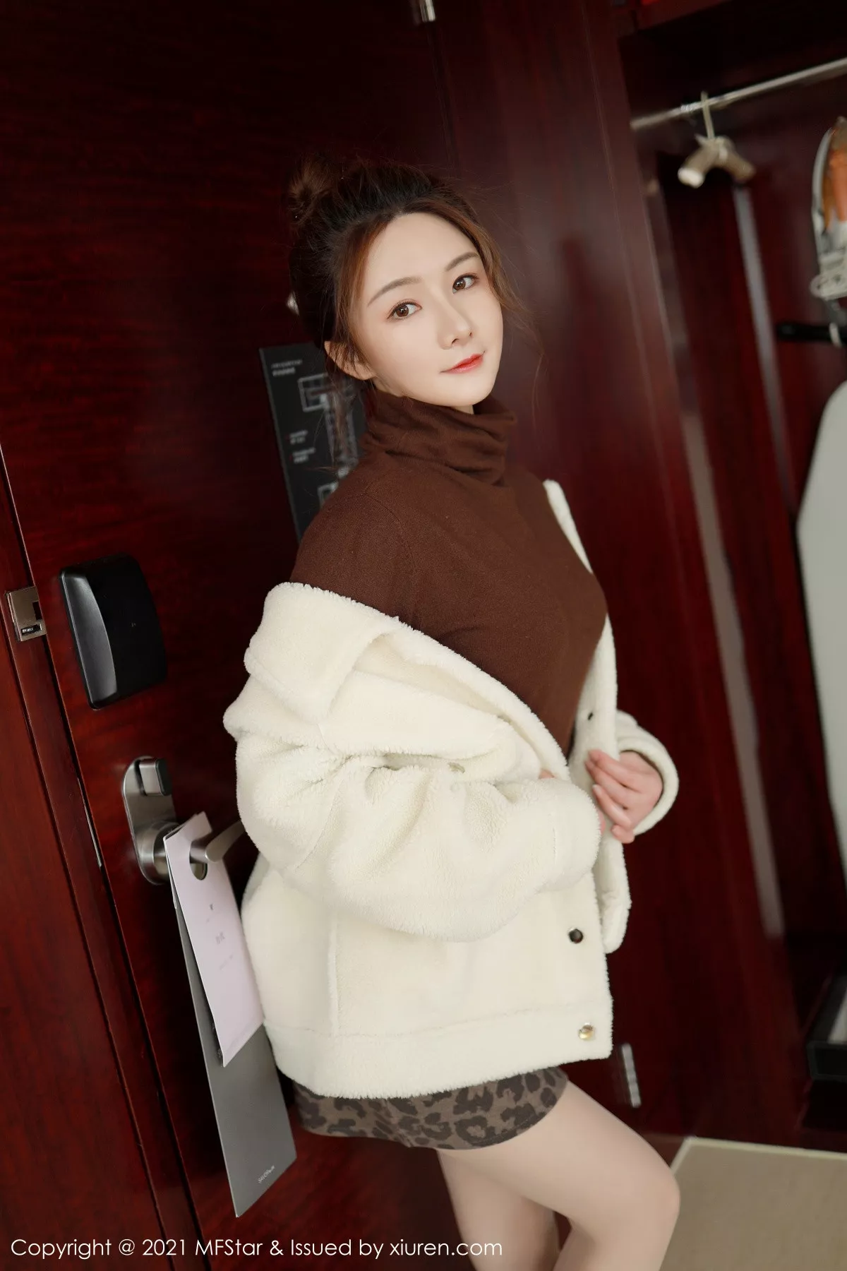 秀人集.com_[MFStar模范学院]Vol.465_嫩模婠婠么都市OL风格半脱露无内肉丝裤袜秀翘臀诱惑写真48P