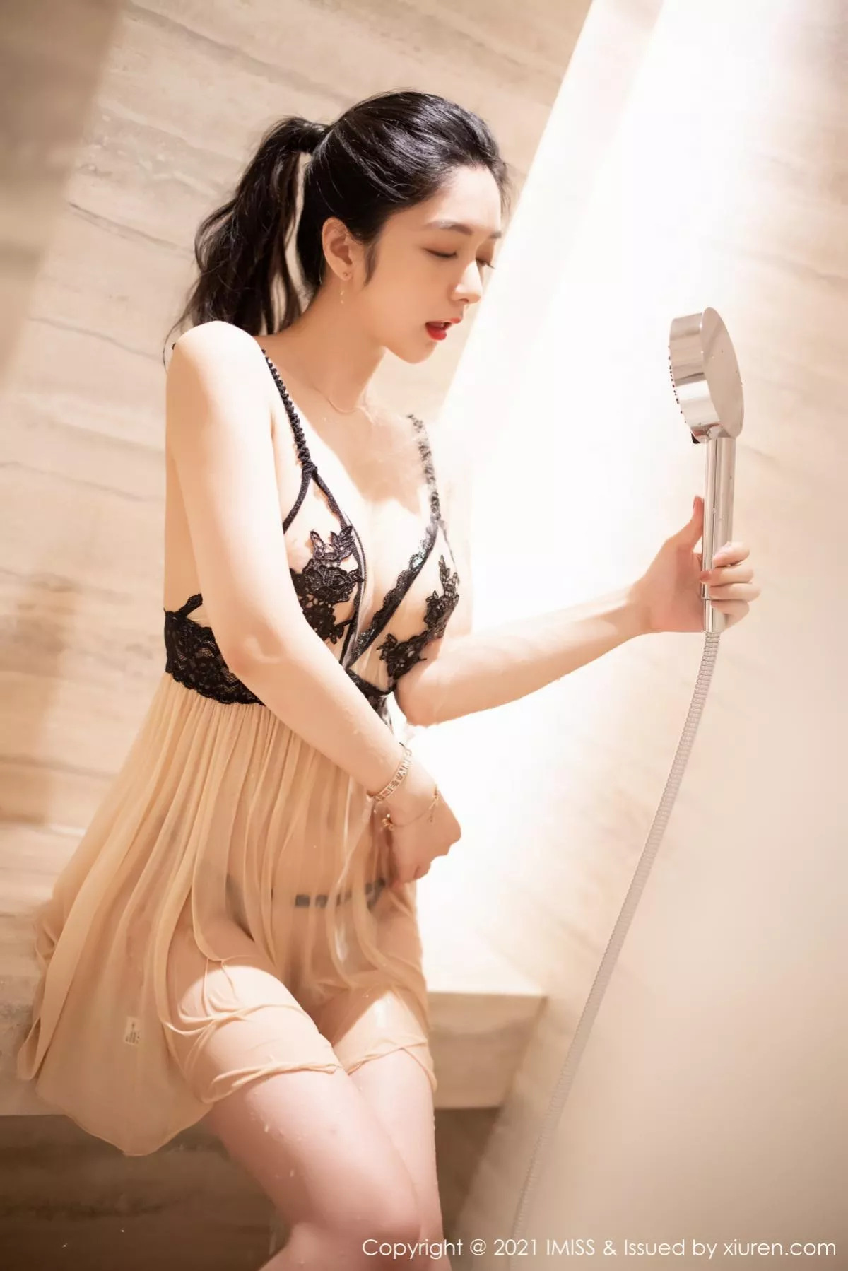 秀人集.com_[IMISS爱蜜社]Vol.559_女神Angela小热巴私房轻薄肉色睡衣配肉丝裤袜撩人诱惑写真43P