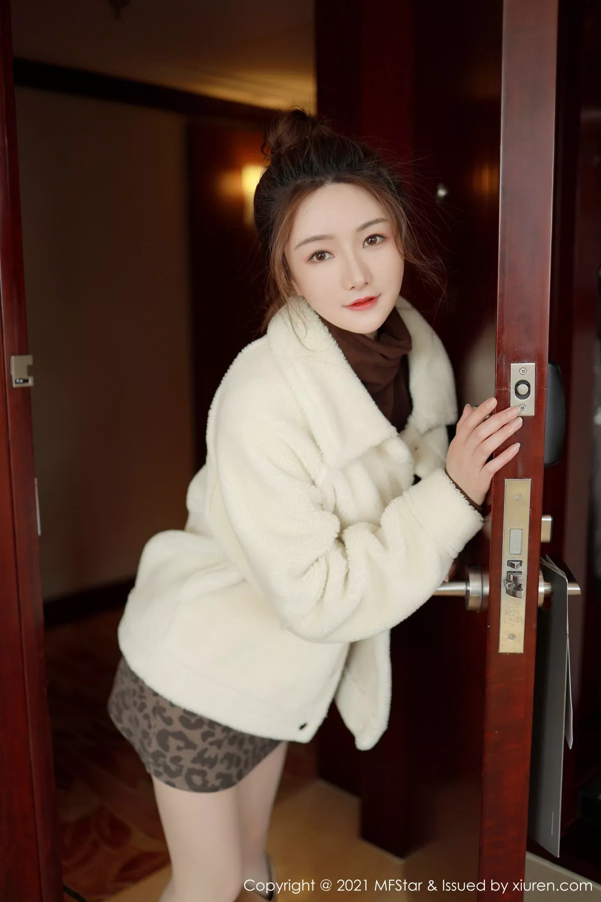 秀人集.com_[MFStar模范学院]Vol.465_嫩模婠婠么都市OL风格半脱露无内肉丝裤袜秀翘臀诱惑写真48P