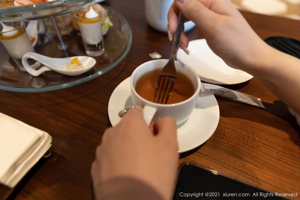 秀人集.com_[XiuRen秀人网]No.3176_女神王雨纯厦门旅拍下午茶主题酒店剧情循序渐进发展诱惑写真70P