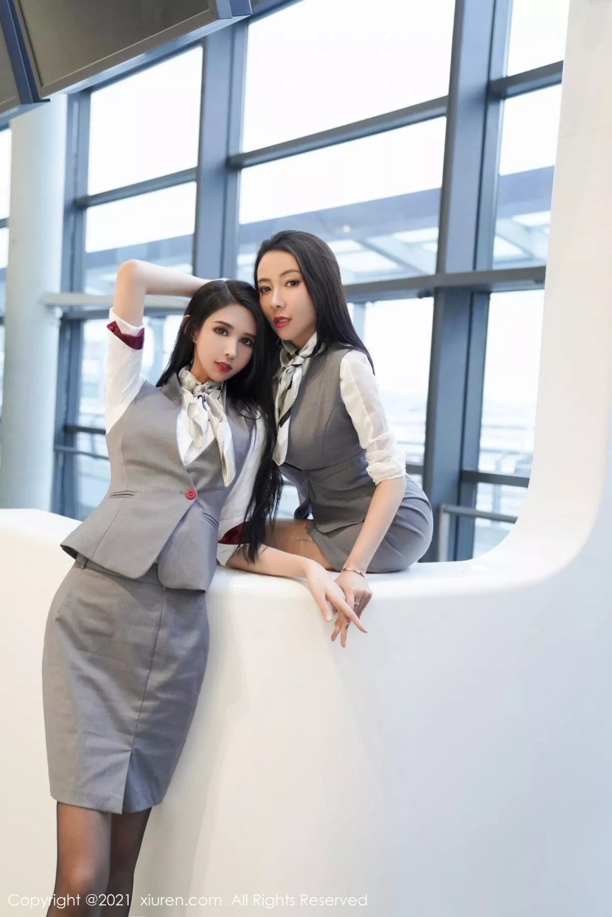 秀人集.com_[XiuRen秀人网]No.3173_模特果儿Victoria＆葛征私房空姐制服主题性感姐妹花撩人诱惑写真48P