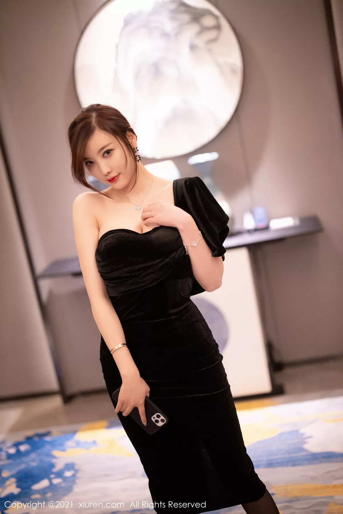 秀人集.com_[XiuRen秀人网]No.3184_女神杨晨晨sugar高贵典雅黑色礼裙配黑丝裤袜秀完美身材诱惑写真70P