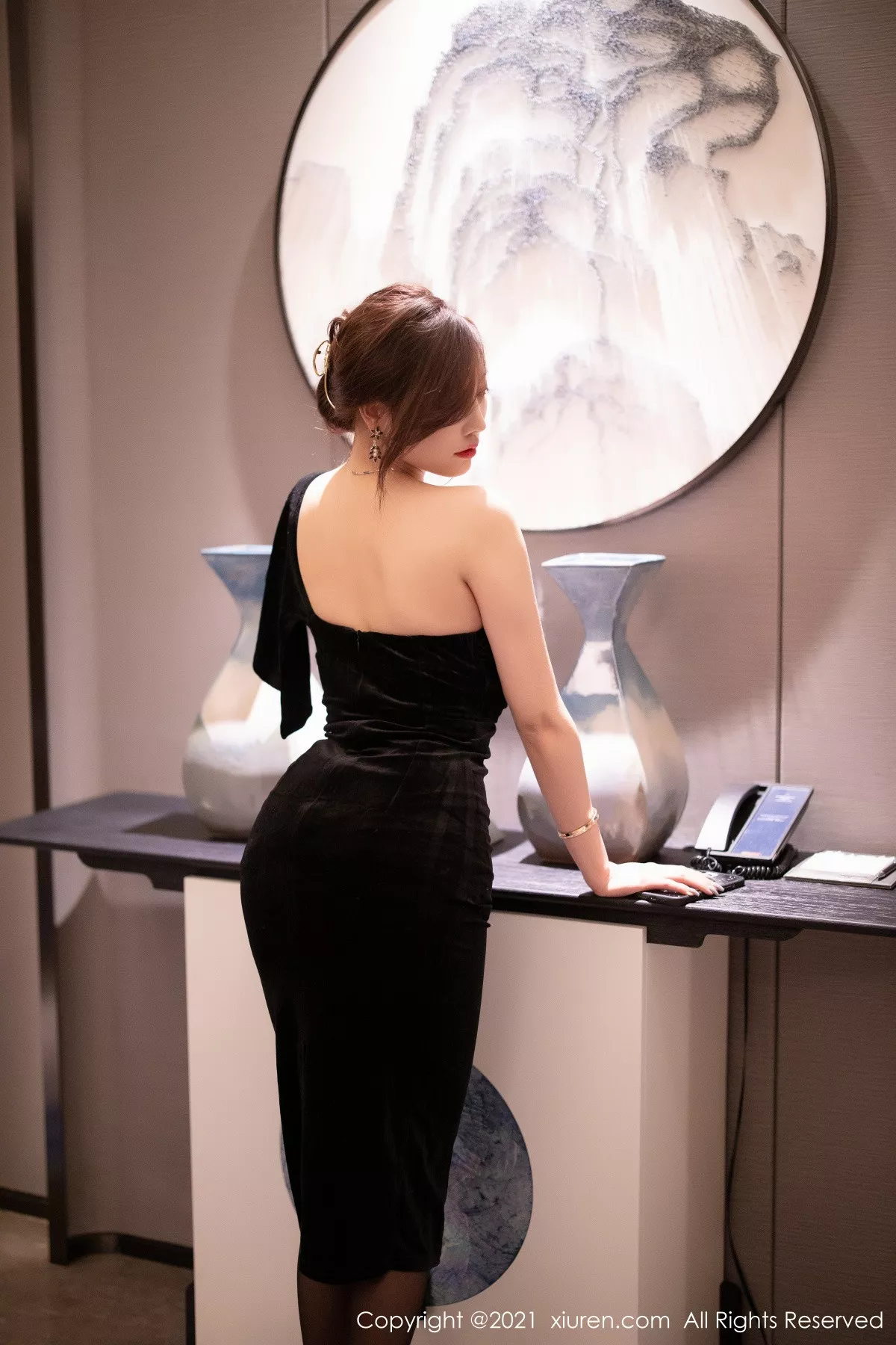 秀人集.com_[XiuRen秀人网]No.3184_女神杨晨晨sugar高贵典雅黑色礼裙配黑丝裤袜秀完美身材诱惑写真70P