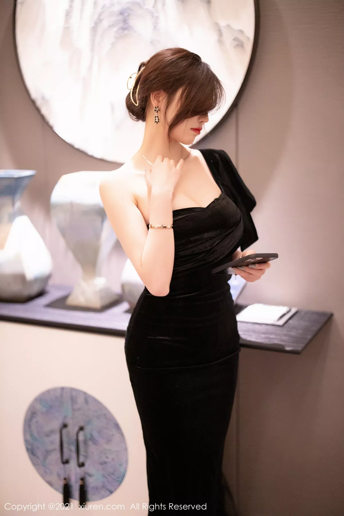 秀人集.com_[XiuRen秀人网]No.3184_女神杨晨晨sugar高贵典雅黑色礼裙配黑丝裤袜秀完美身材诱惑写真70P