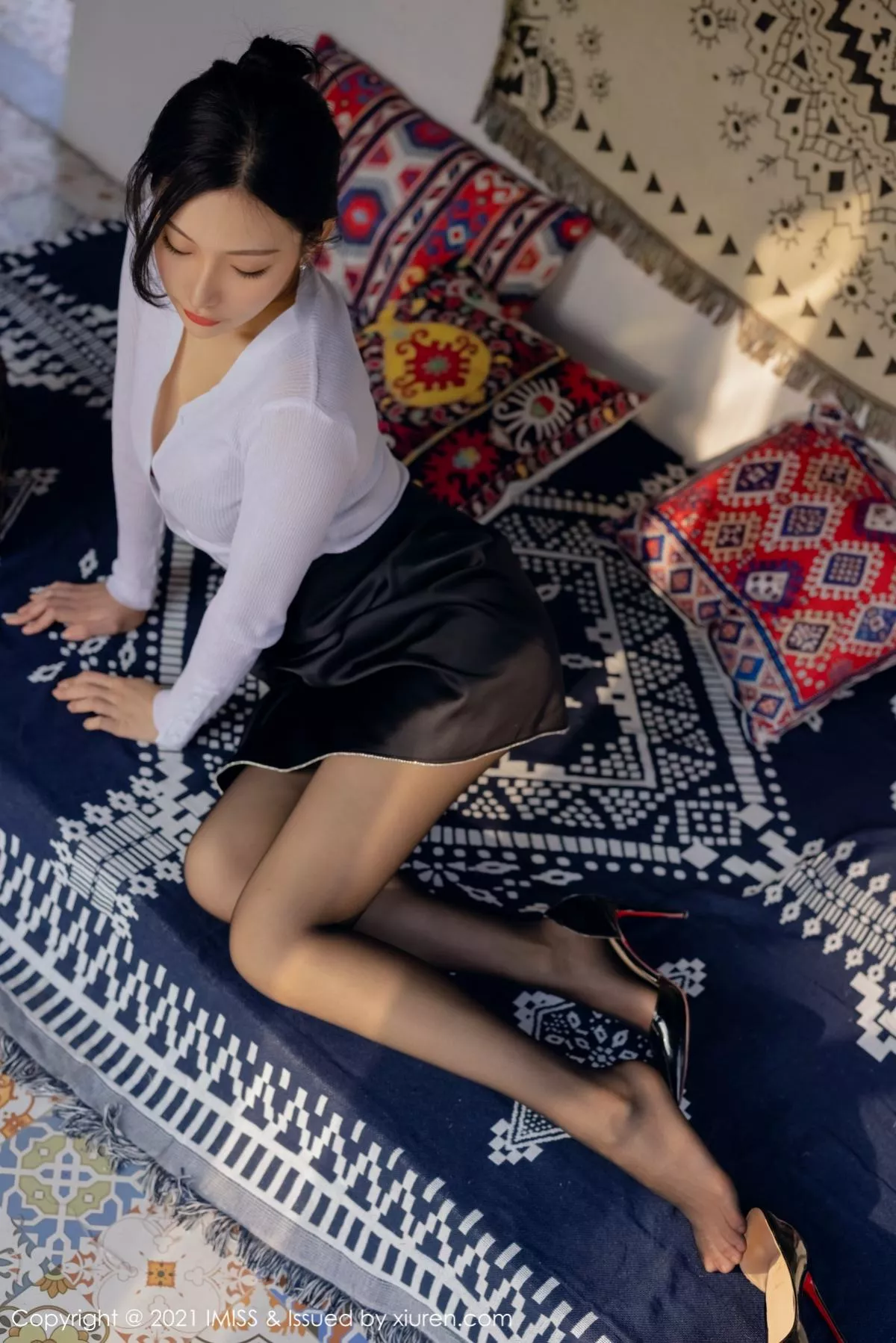 秀人集.com_[IMISS爱蜜社]Vol.562_女神小狐狸Kathryn白衬衣配超薄黑丝裤袜秀翘臀美腿诱惑写真58P