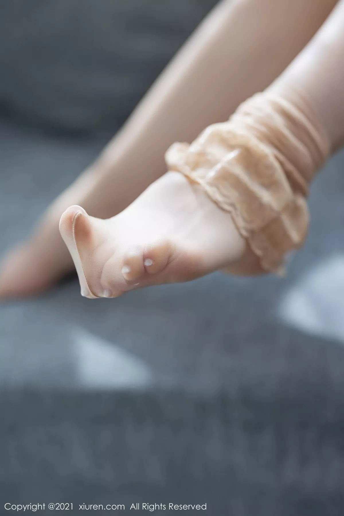 秀人集.com_[XiuRen秀人网]No.3206_嫩模萌汉药baby沙发上白色连衣裙配蕾丝袜秀凹凸身材诱惑写真38P