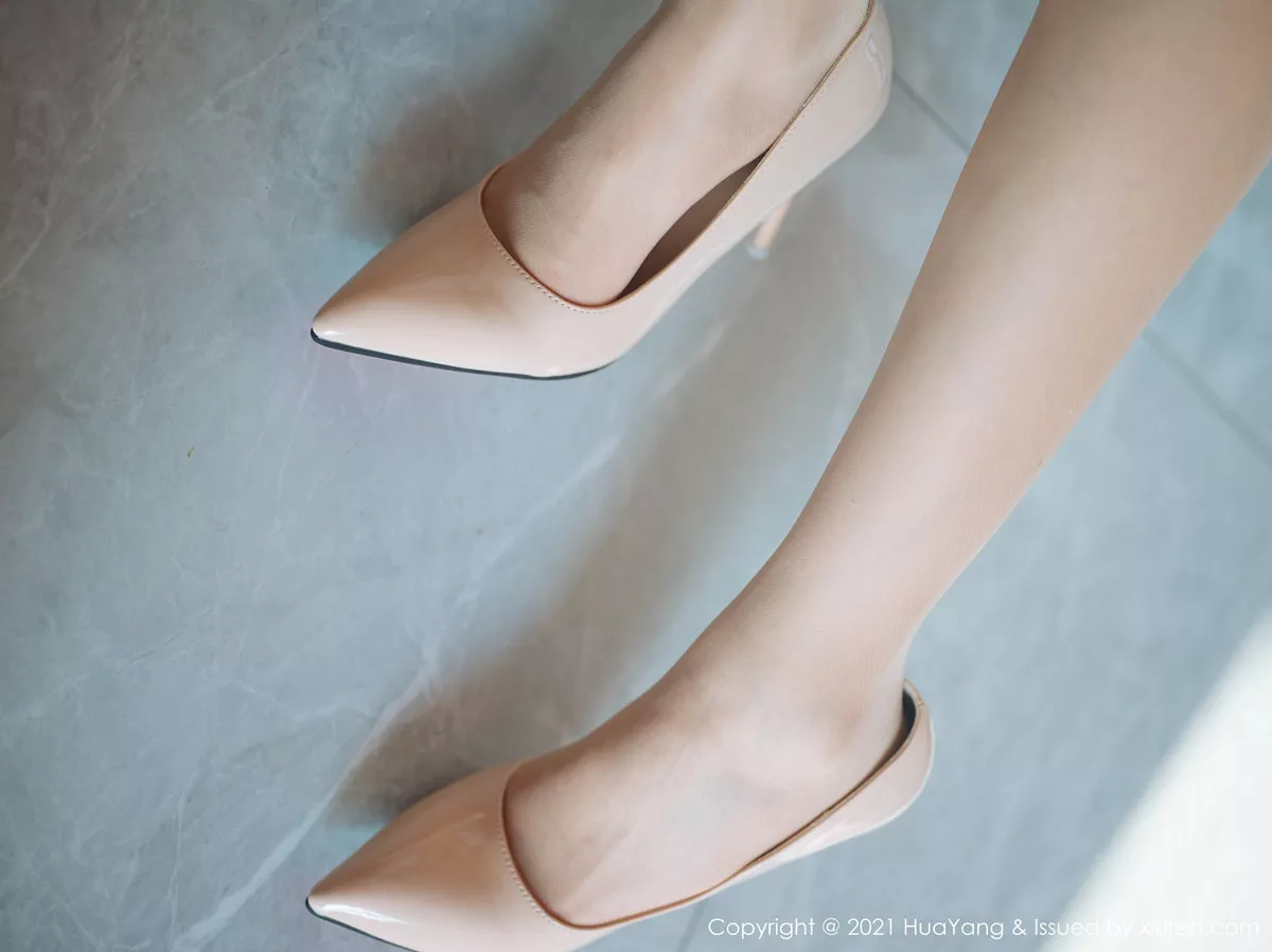 秀人集.com_[HuaYang花漾]Vol.375_嫩模方子萱私房床上色彩鲜丽镂空内衣配肉丝袜迷人诱惑写真42P