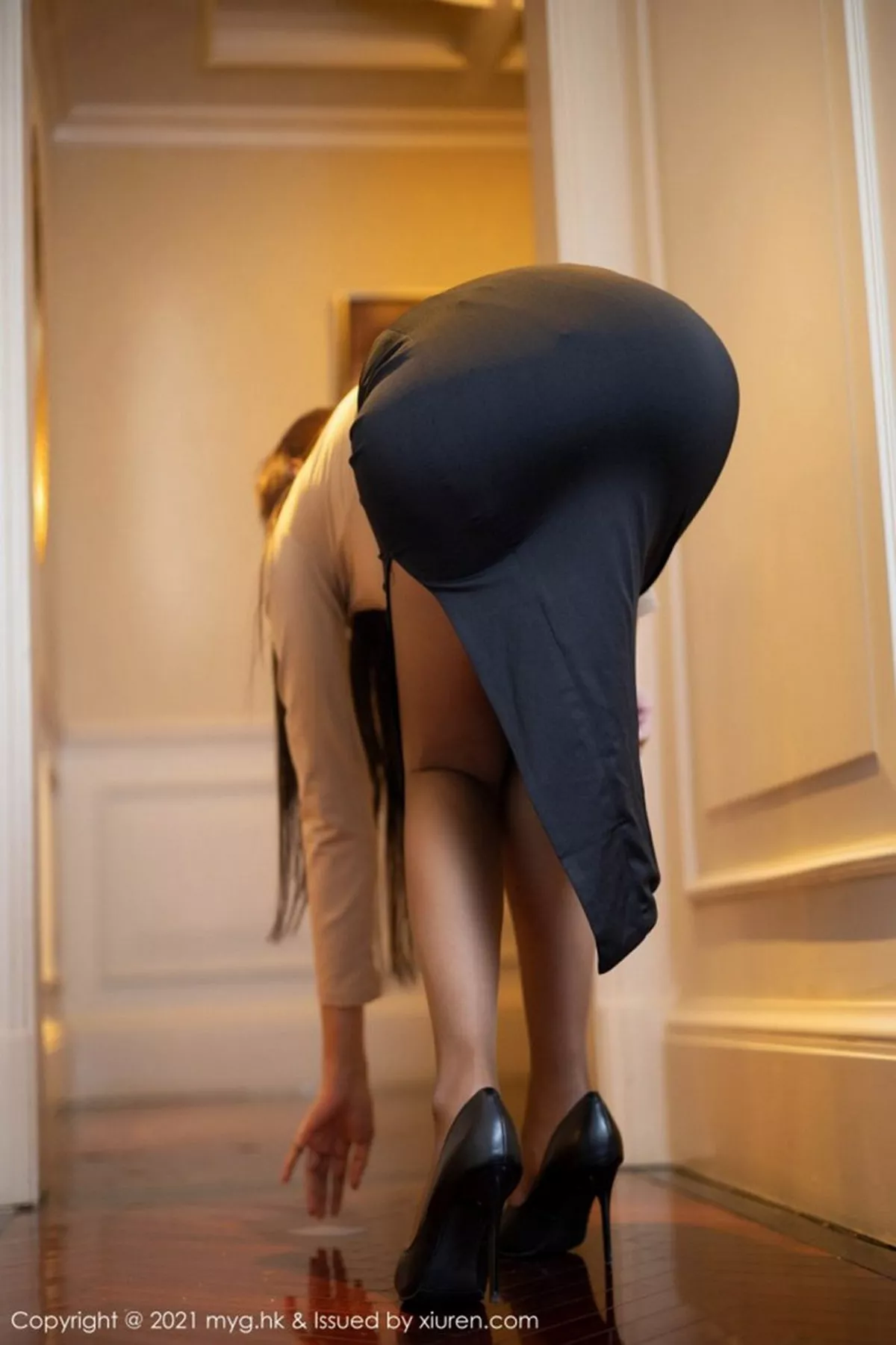 秀人集.com_[MyGirl美媛馆]Vol.490_女神王馨瑶yanni淡雅都市OL主题黑裙下超薄黑丝裤袜诱惑写真100P