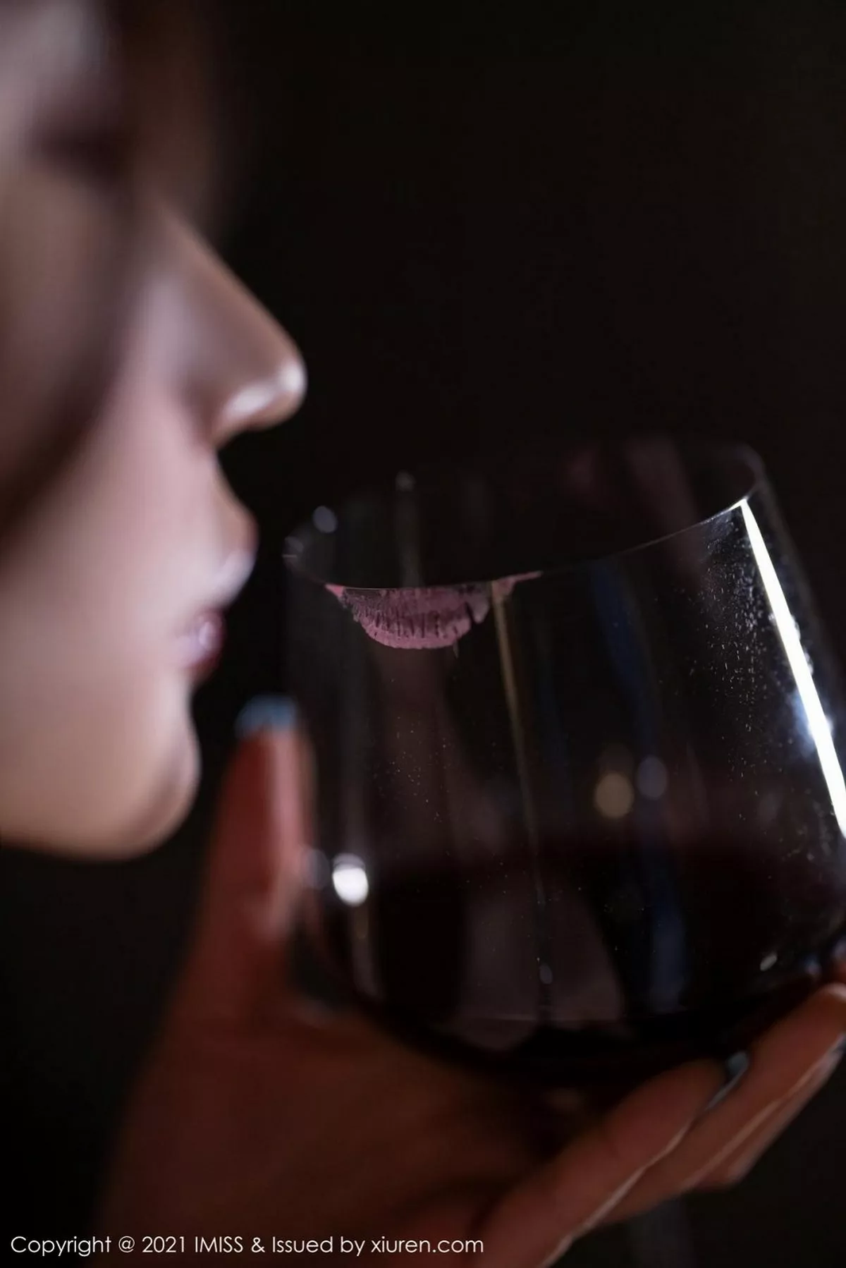 秀人集.com_[IMISS爱蜜社]Vol.553_女神小狐狸Kathryn吊带包臀短裙配黑丝裤袜秀翘臀美腿诱惑写真47P