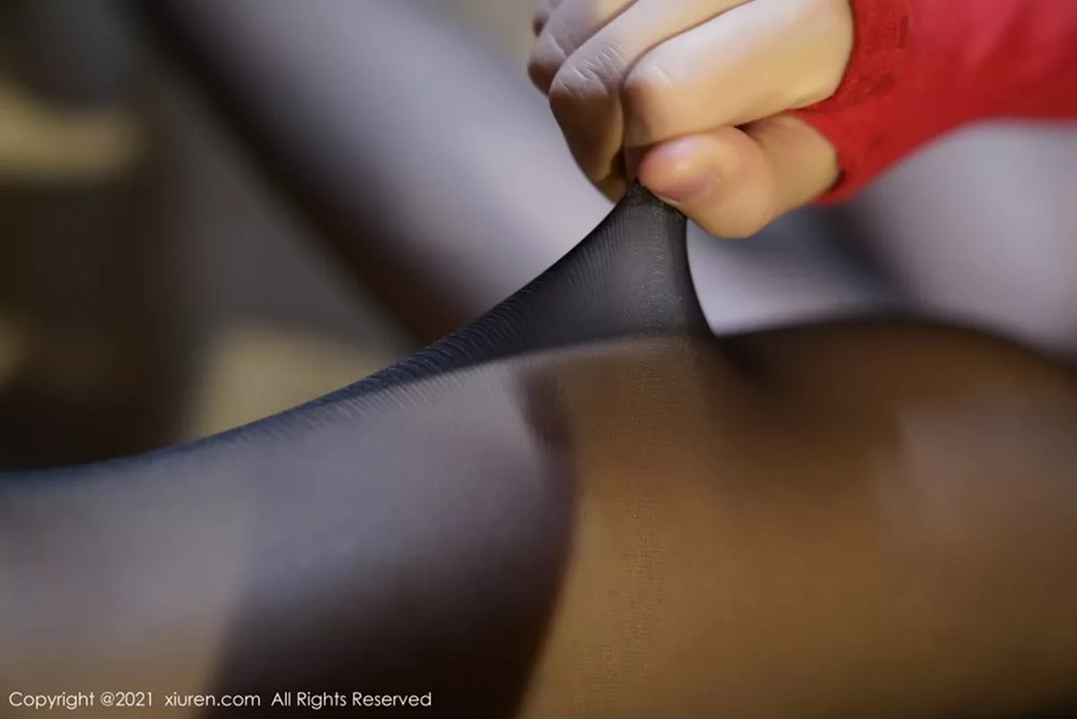 秀人集.com_[XiuRen秀人网]No.3113_嫩模葛征江浙沪旅拍鲜艳红色吊裙配黑丝裤袜秀苗条身材诱惑写真52P