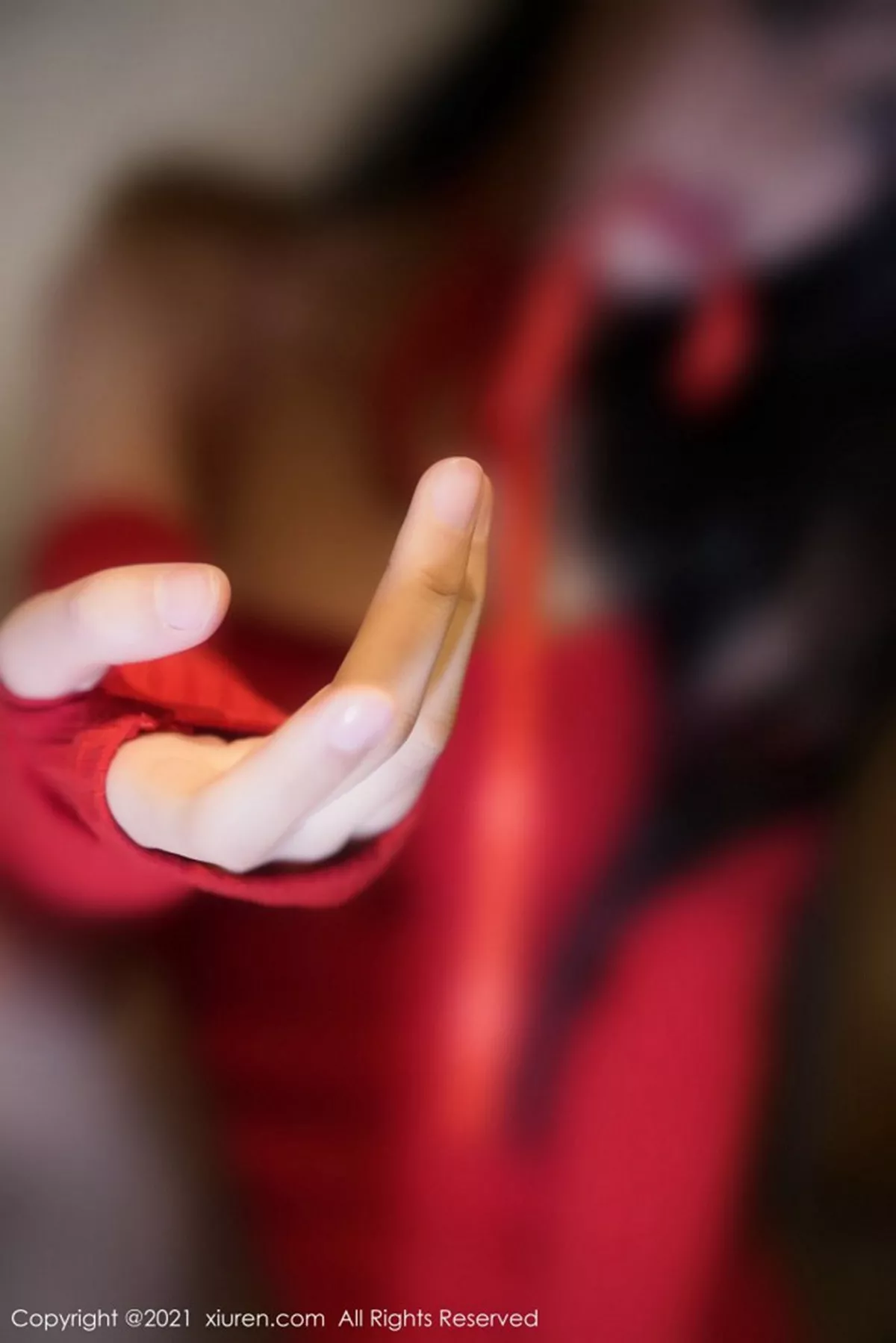 秀人集.com_[XiuRen秀人网]No.3113_嫩模葛征江浙沪旅拍鲜艳红色吊裙配黑丝裤袜秀苗条身材诱惑写真52P