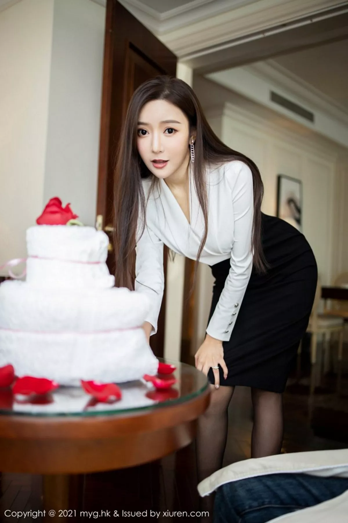 秀人集.com_[MyGirl美媛馆]Vol.492_女神王馨瑶yanni上司过生日主题黑裙下黑丝裤袜秀美腿诱惑写真88P