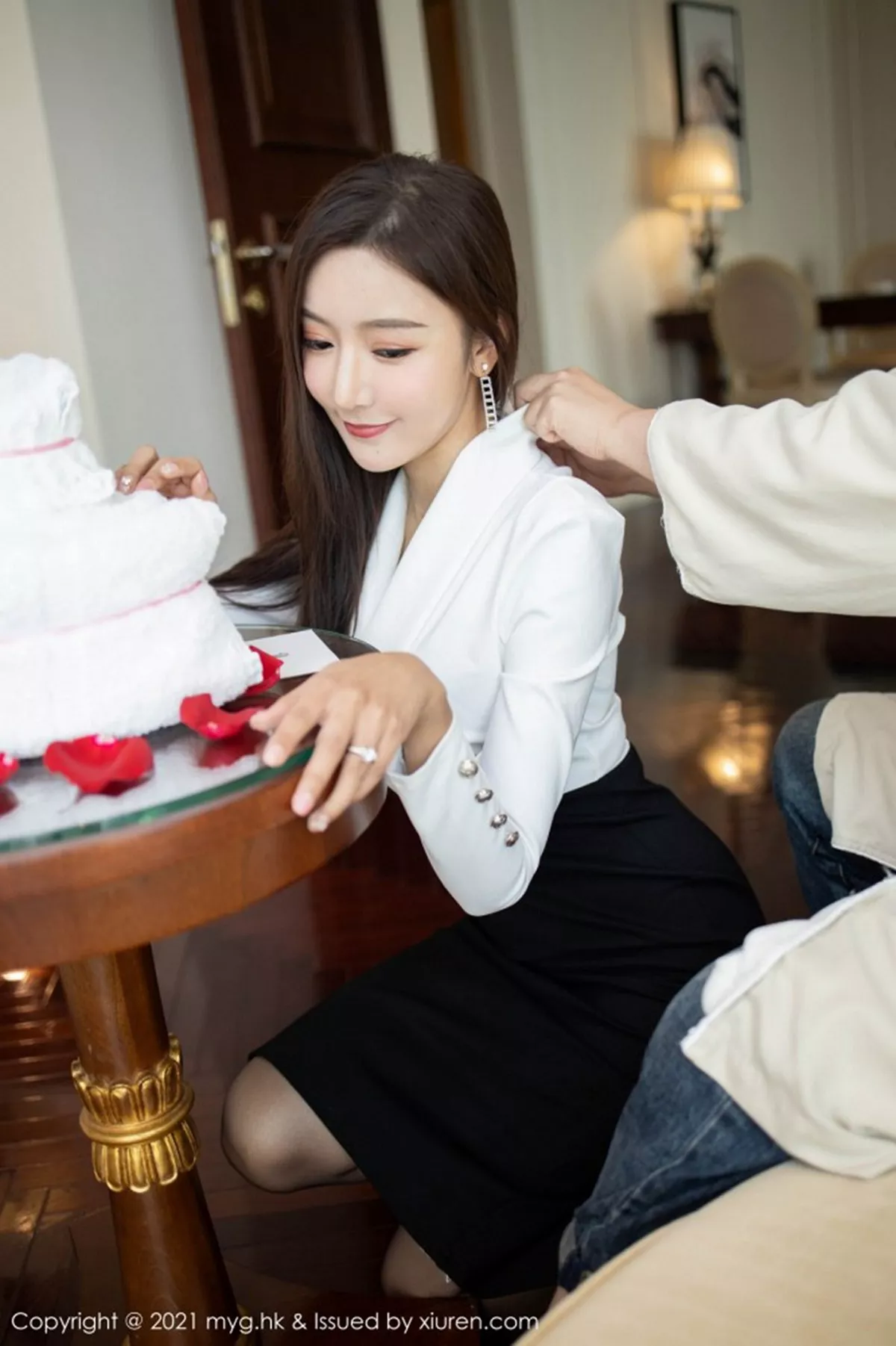 秀人集.com_[MyGirl美媛馆]Vol.492_女神王馨瑶yanni上司过生日主题黑裙下黑丝裤袜秀美腿诱惑写真88P