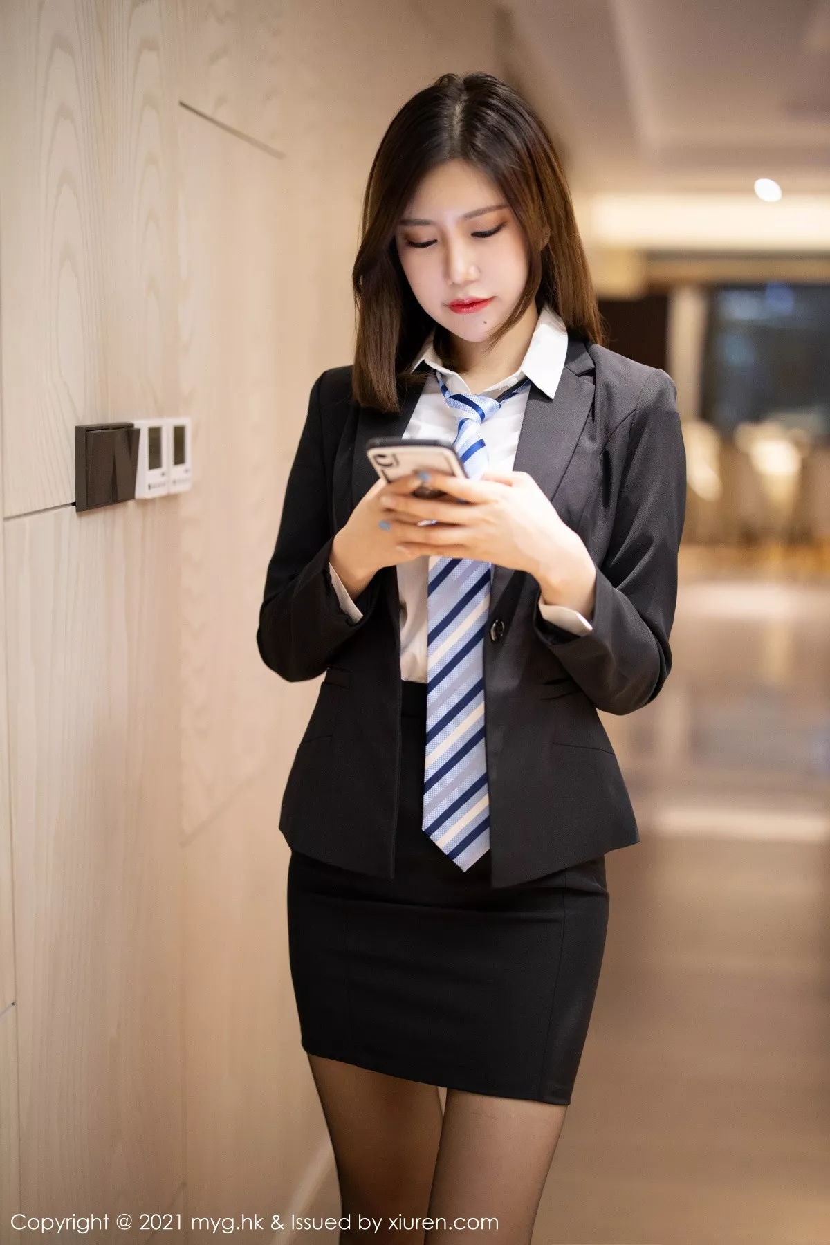 秀人集.com_[MyGirl美媛馆]Vol.499_女神Carina绮里嘉性感白衬衣配黑短裙露黑丝裤袜撩人诱惑写真80P