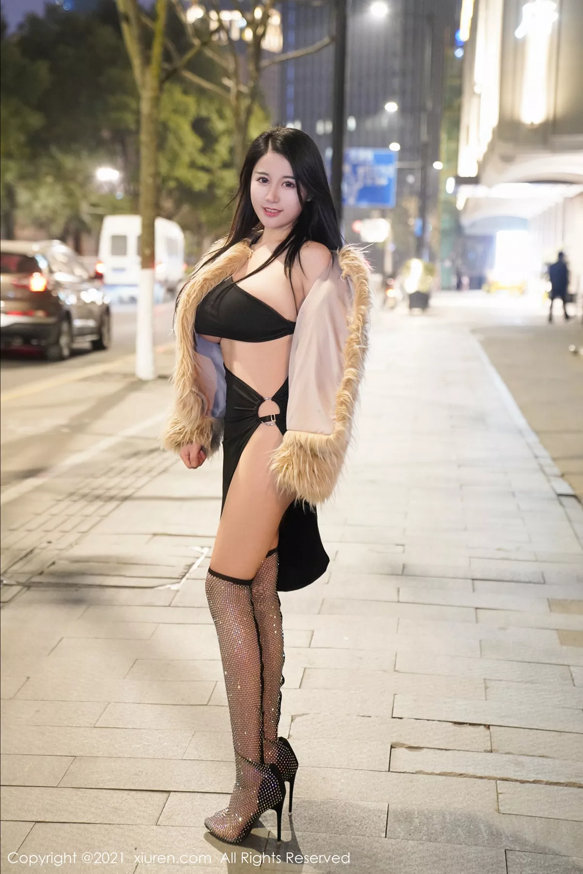 秀人集.com_[XiuRen秀人网]No.3222_嫩模美七Mia户外轻薄皮草服饰露性感黑色内衣秀丰满身材诱惑写真53P