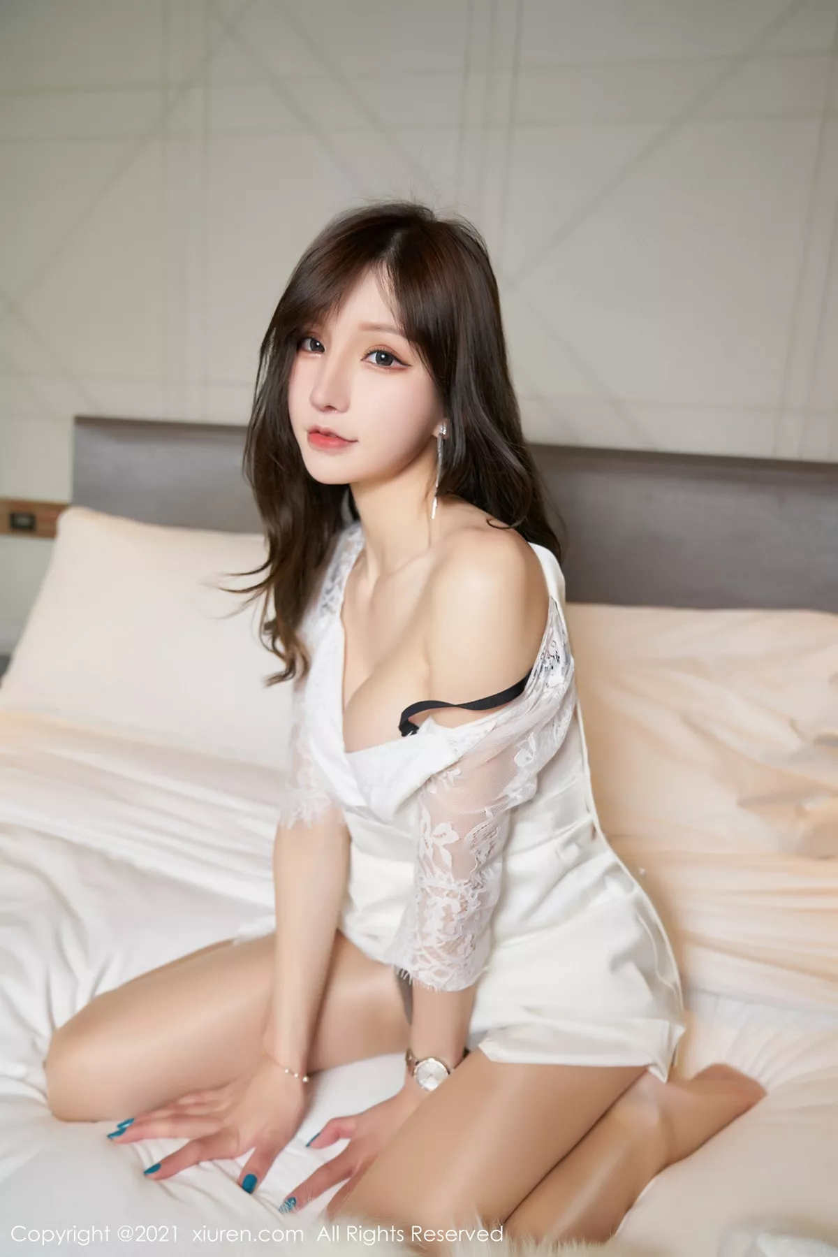 秀人集.com_[XiuRen秀人网]No.3230_女神周于希Sandy私房床上酒后半脱露丰满身材极致诱惑写真70P