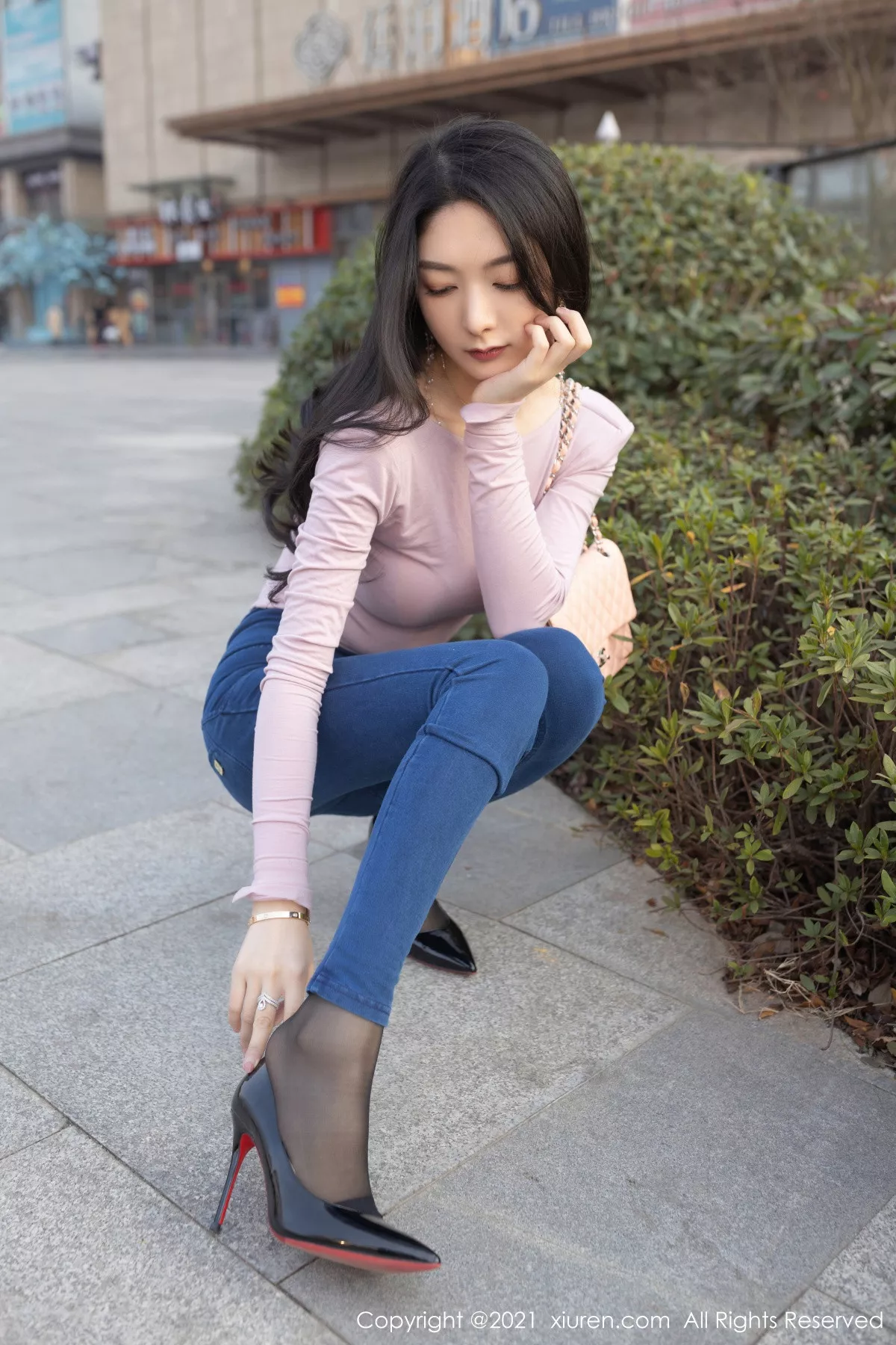 秀人集.com_[XiuRen秀人网]No.3227_女神Angela小热巴尾随视觉主题连体衣配开档黑丝裤袜诱惑写真75P