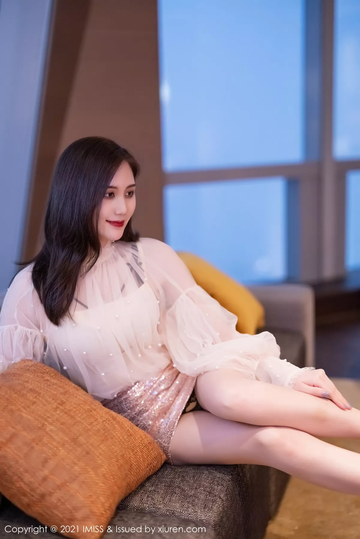 秀人集.com_[IMISS爱蜜社]Vol.567_气质女神SISY思私房床上半脱露性感内衣秀完美身材诱惑写真52P