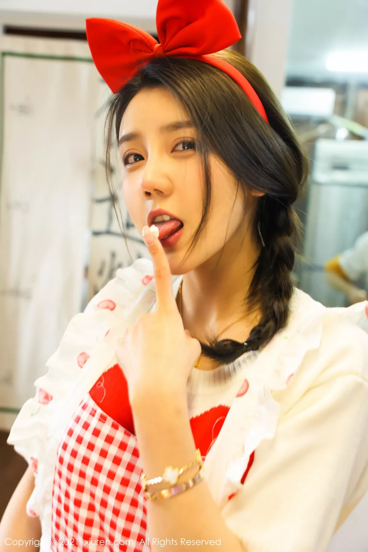 秀人集.com_[XiuRen秀人网]No.3243_嫩模夏西CiCi蛋糕室服务员主题半脱真空无内秀豪乳翘臀诱惑写真50P