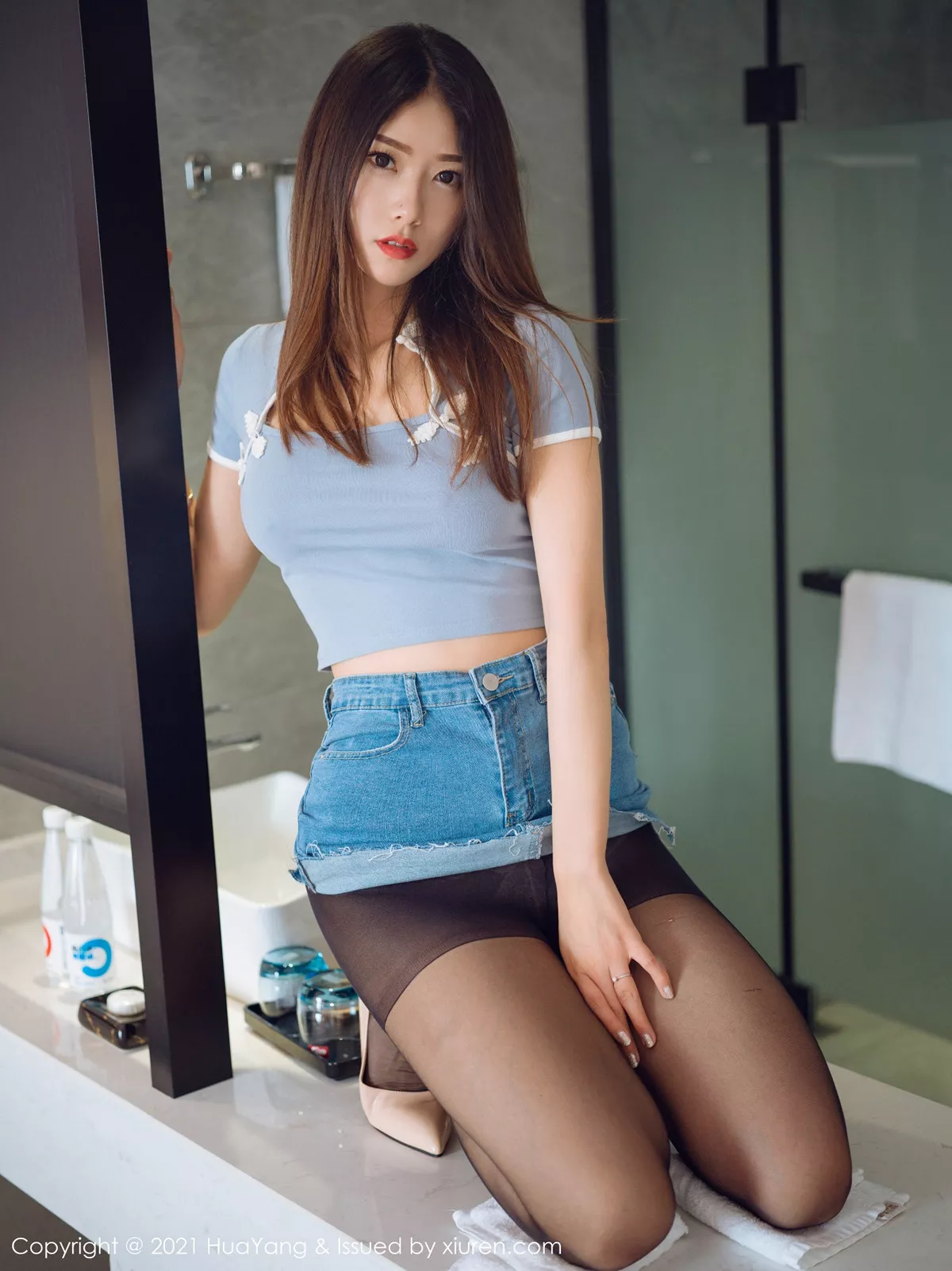 秀人集.com_[HuaYang花漾]Vol.379_嫩模方子萱私房牛仔短裙配超薄黑丝裤袜秀翘臀美腿诱惑写真50P