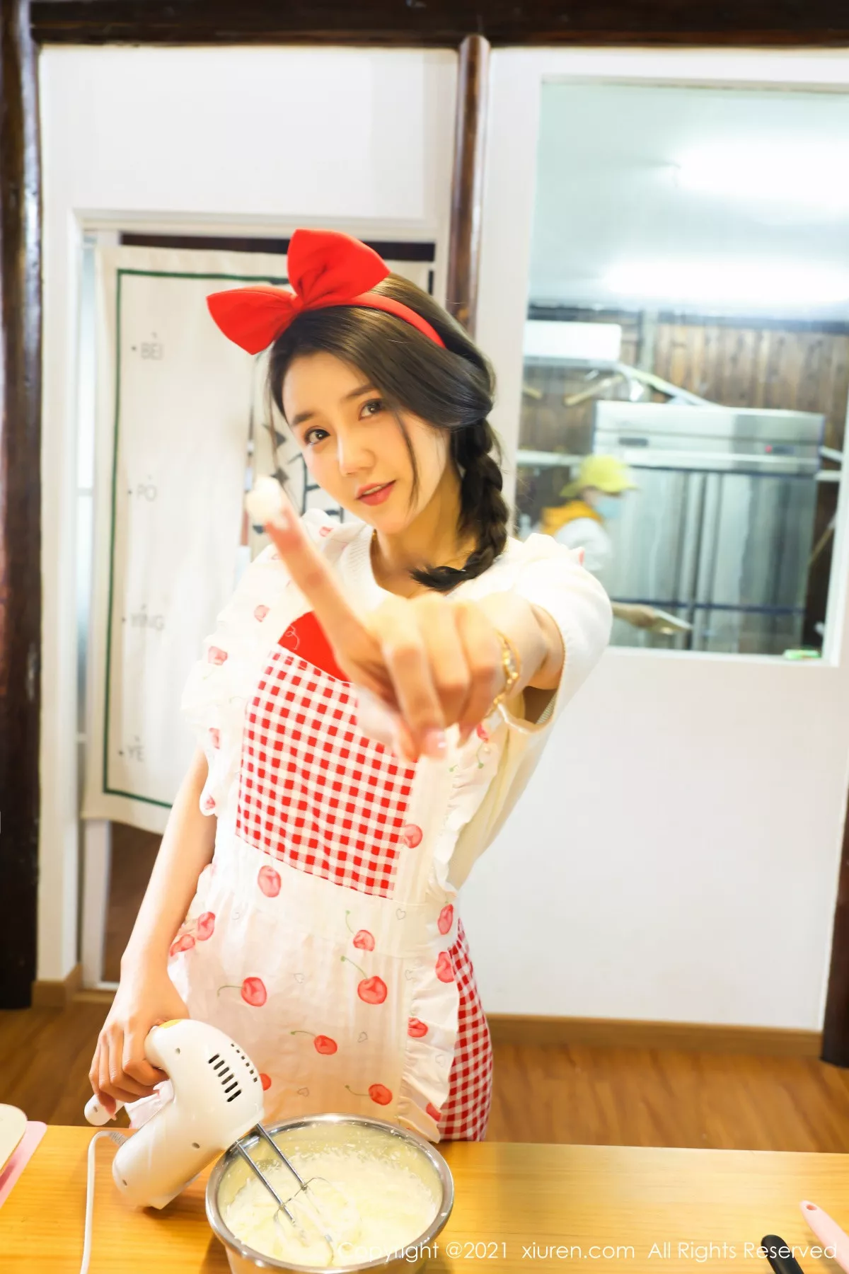 秀人集.com_[XiuRen秀人网]No.3243_嫩模夏西CiCi蛋糕室服务员主题半脱真空无内秀豪乳翘臀诱惑写真50P