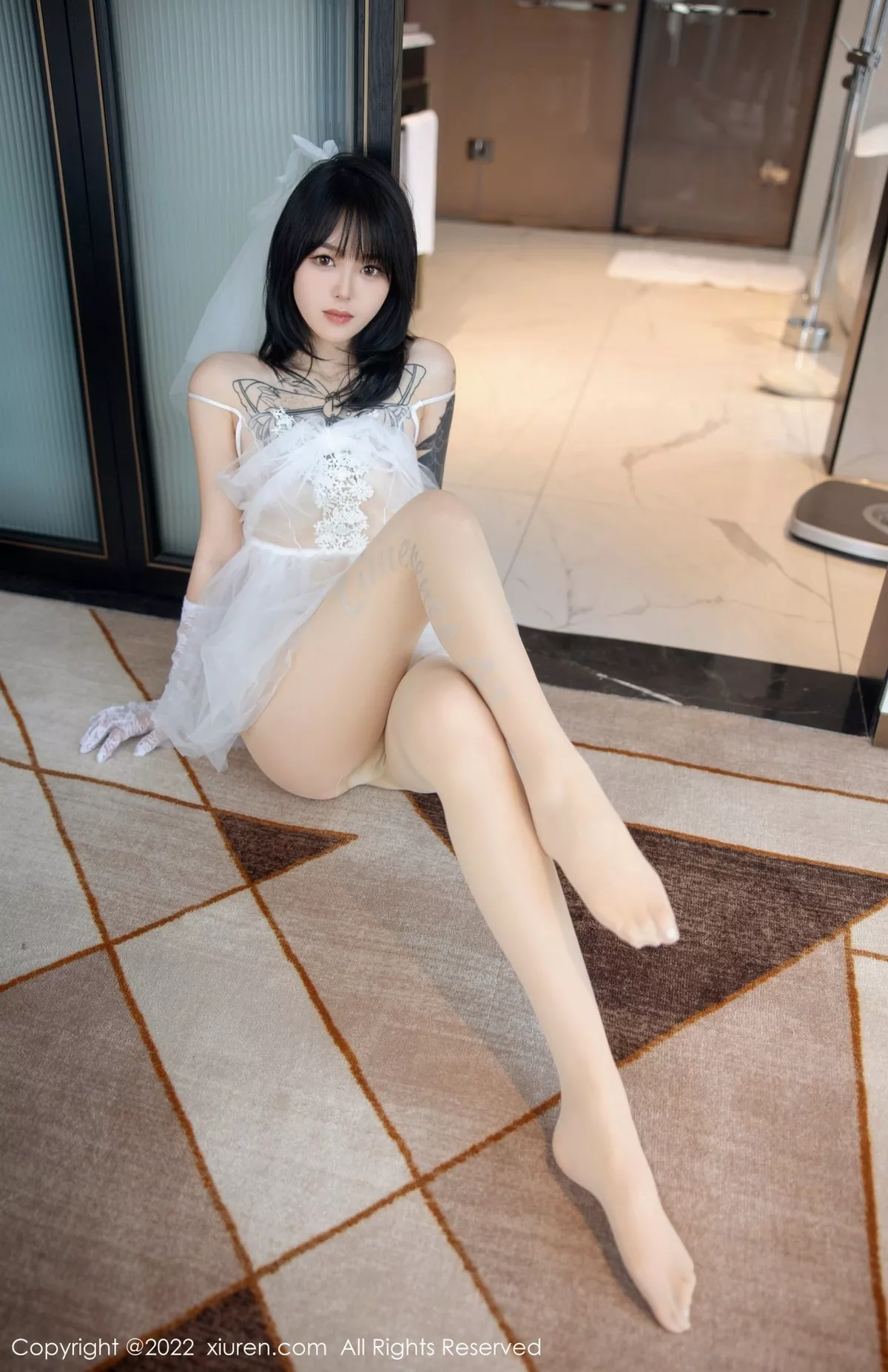 秀人集.com_[XiuRen秀人网]No.5212_模特奶瓶私房性感白色婚纱服饰配白色丝袜秀翘臀美腿诱惑写真89P