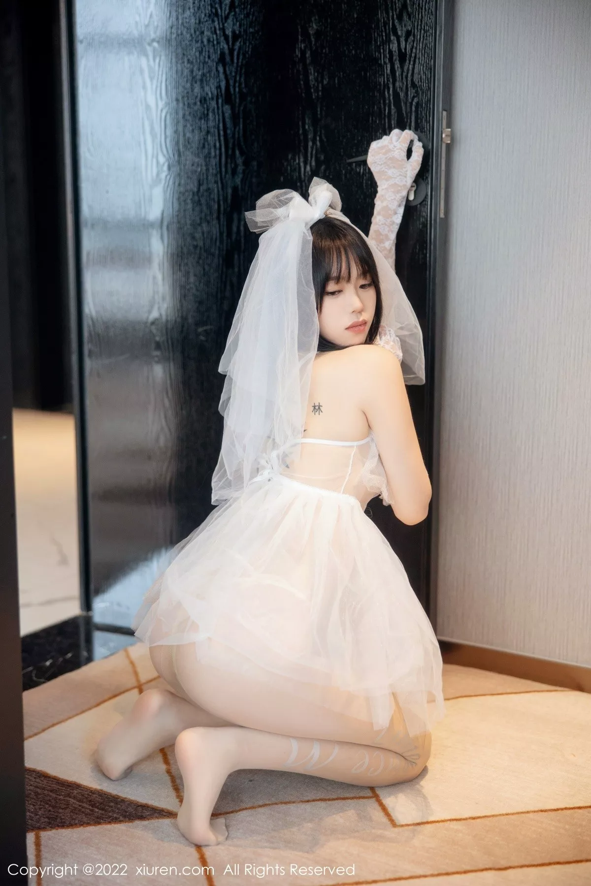 秀人集.com_[XiuRen秀人网]No.5212_模特奶瓶私房性感白色婚纱服饰配白色丝袜秀翘臀美腿诱惑写真89P