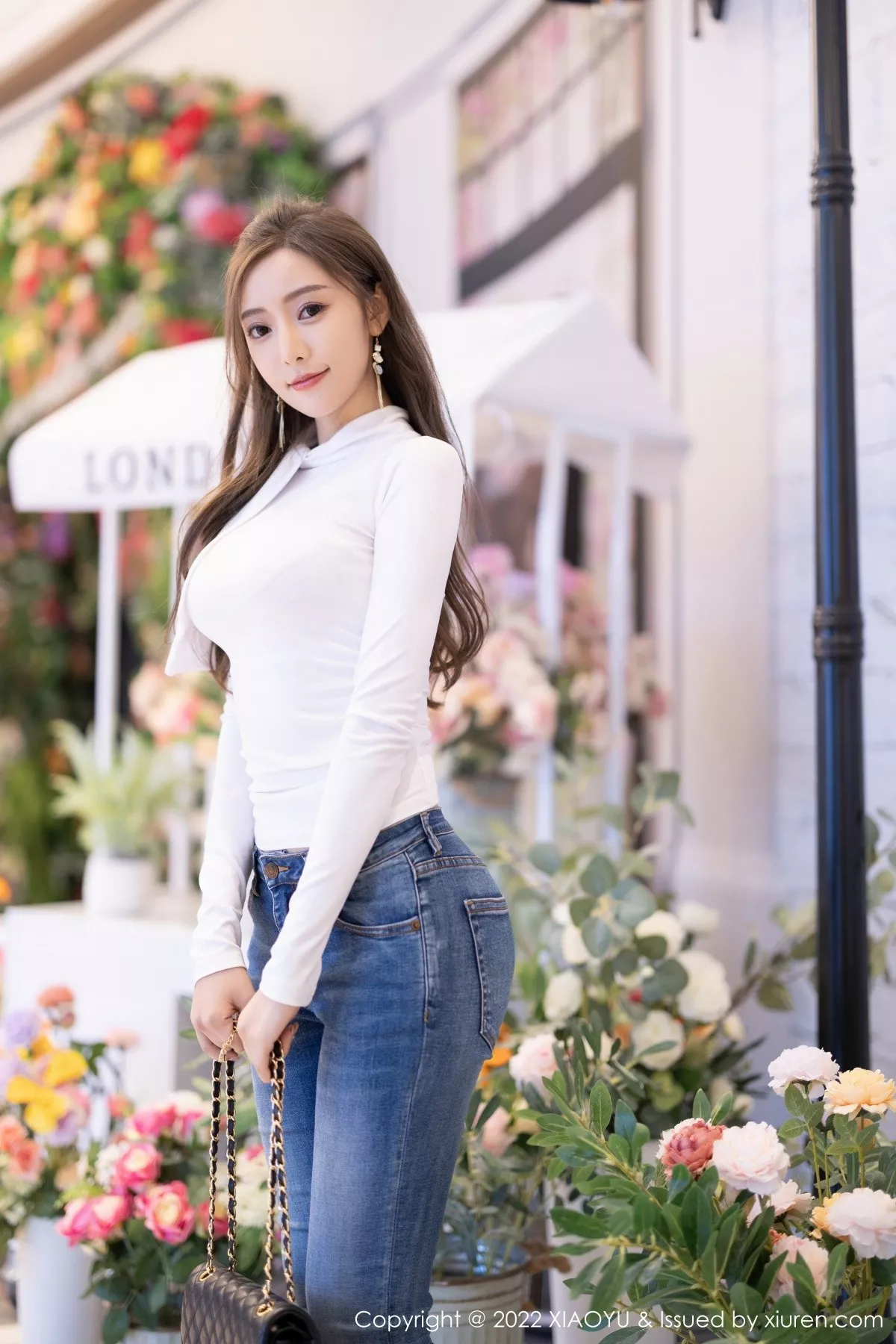 秀人集.com_[XiaoYu画语界]Vol.812_女神王馨瑶yanni白色收身上衣配牛仔裤半脱露无内肉丝诱惑写真82P