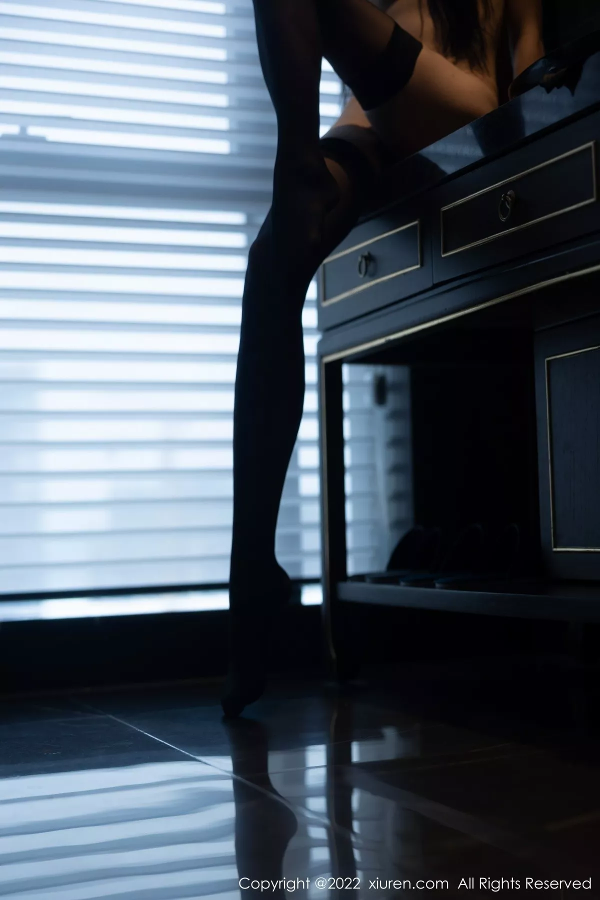 秀人集.com_[XiuRen秀人网]No.5228_模特77qiqi私房性感黑色吊带连衣裙配黑丝袜秀翘臀美腿诱惑写真67P