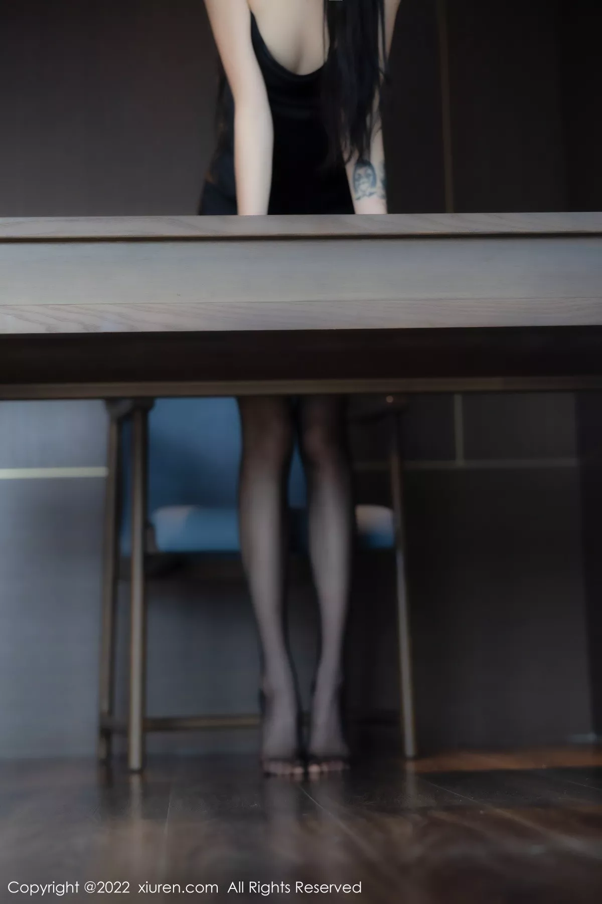 秀人集.com_[XiuRen秀人网]No.5228_模特77qiqi私房性感黑色吊带连衣裙配黑丝袜秀翘臀美腿诱惑写真67P