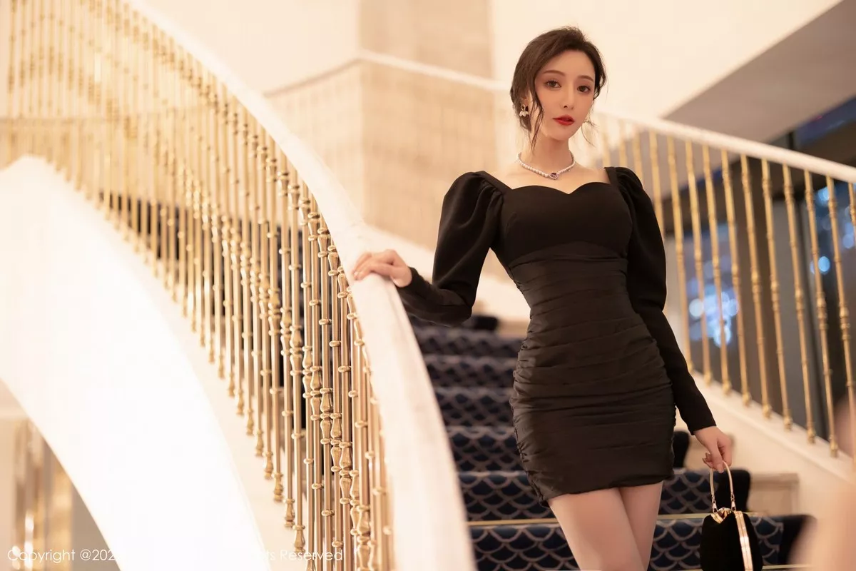 秀人集.com_[XiuRen秀人网]No.5251_女神王馨瑶yanni厦门旅拍脱连衣裙露性感黑色蕾丝内衣诱惑写真86P