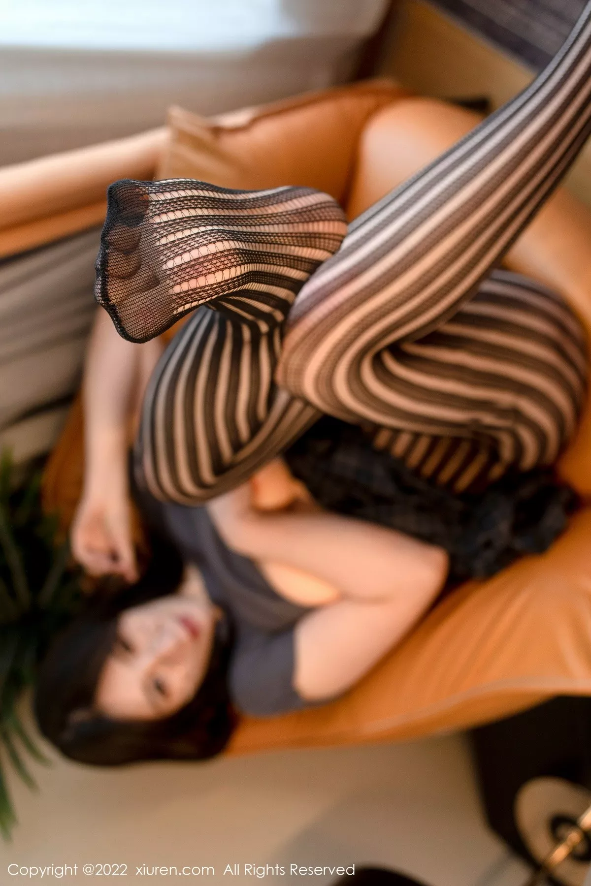 秀人集.com_[XiuRen秀人网]No.5260_模特顾乔楠Cora私房真空上衣配黑色网纹袜半脱秀翘臀诱惑写真66P