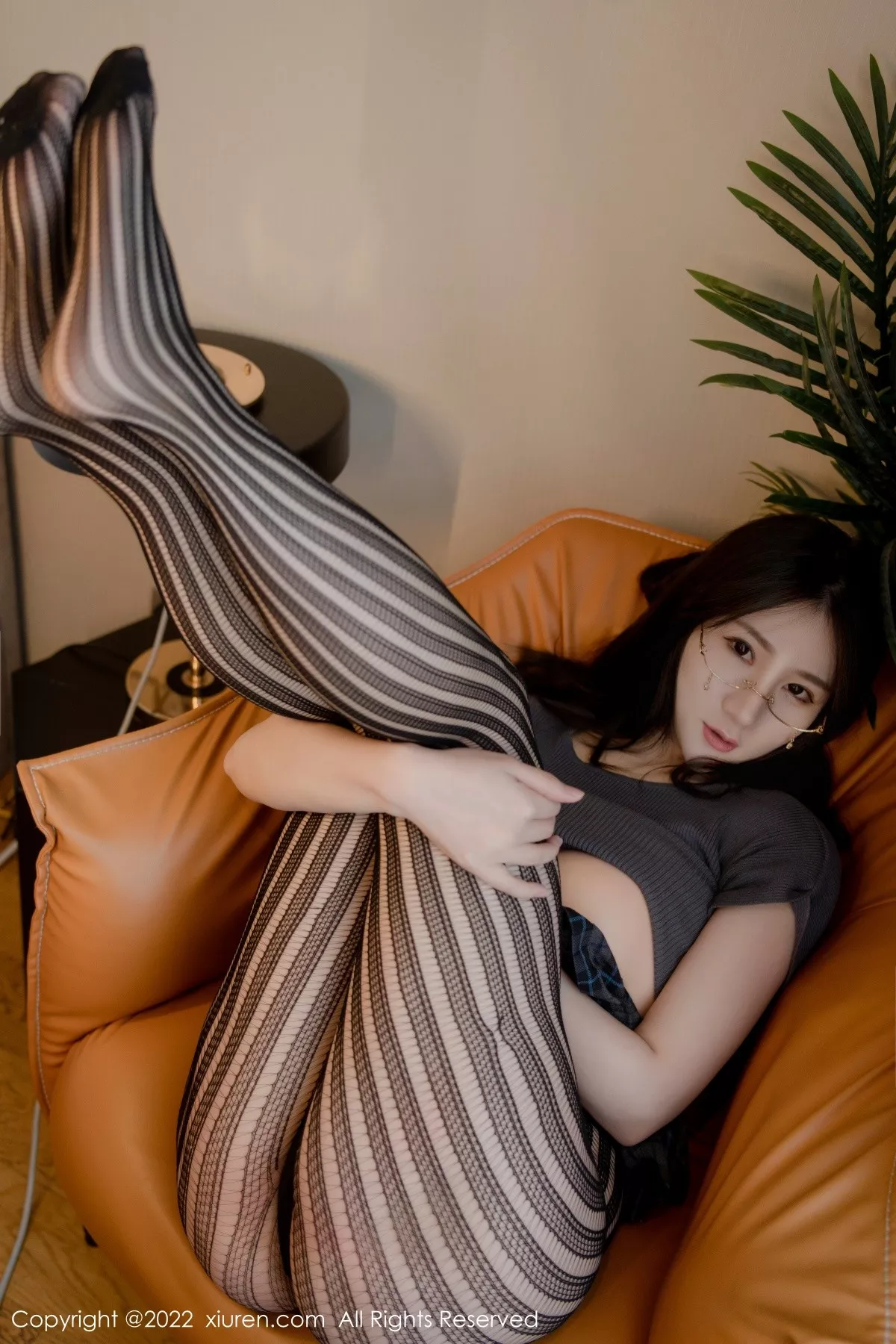 秀人集.com_[XiuRen秀人网]No.5260_模特顾乔楠Cora私房真空上衣配黑色网纹袜半脱秀翘臀诱惑写真66P