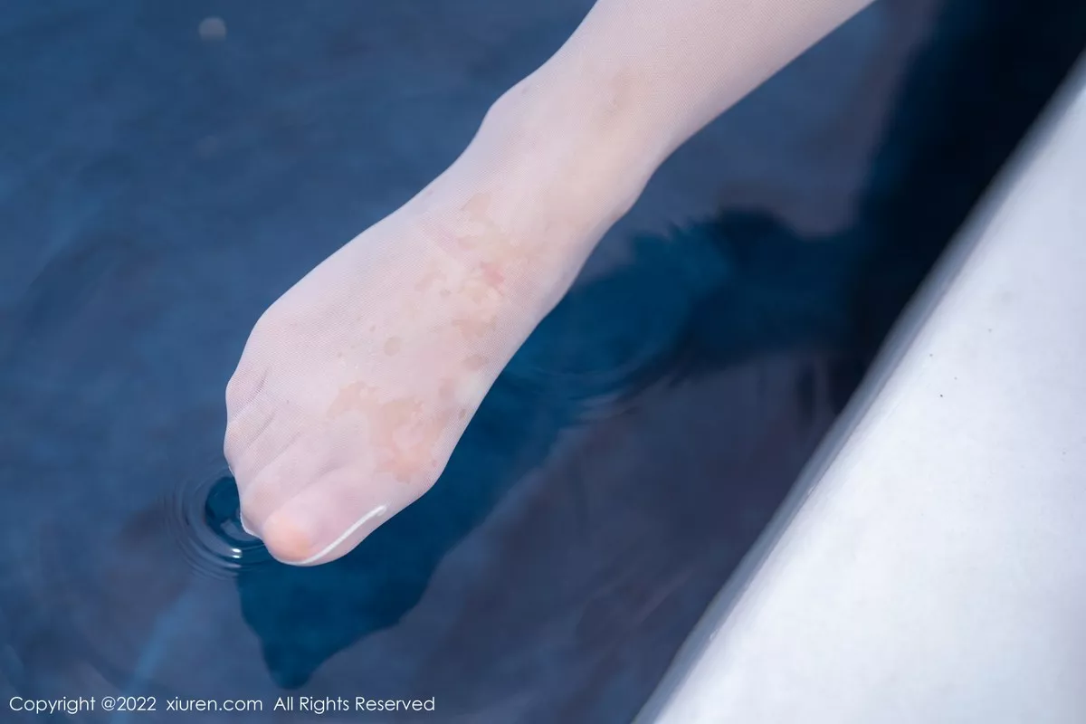 秀人集.com_[XiuRen秀人网]No.5261_女神朱可儿Flora大理旅拍白色露肩吊带裙配白丝袜丰满诱惑写真114P