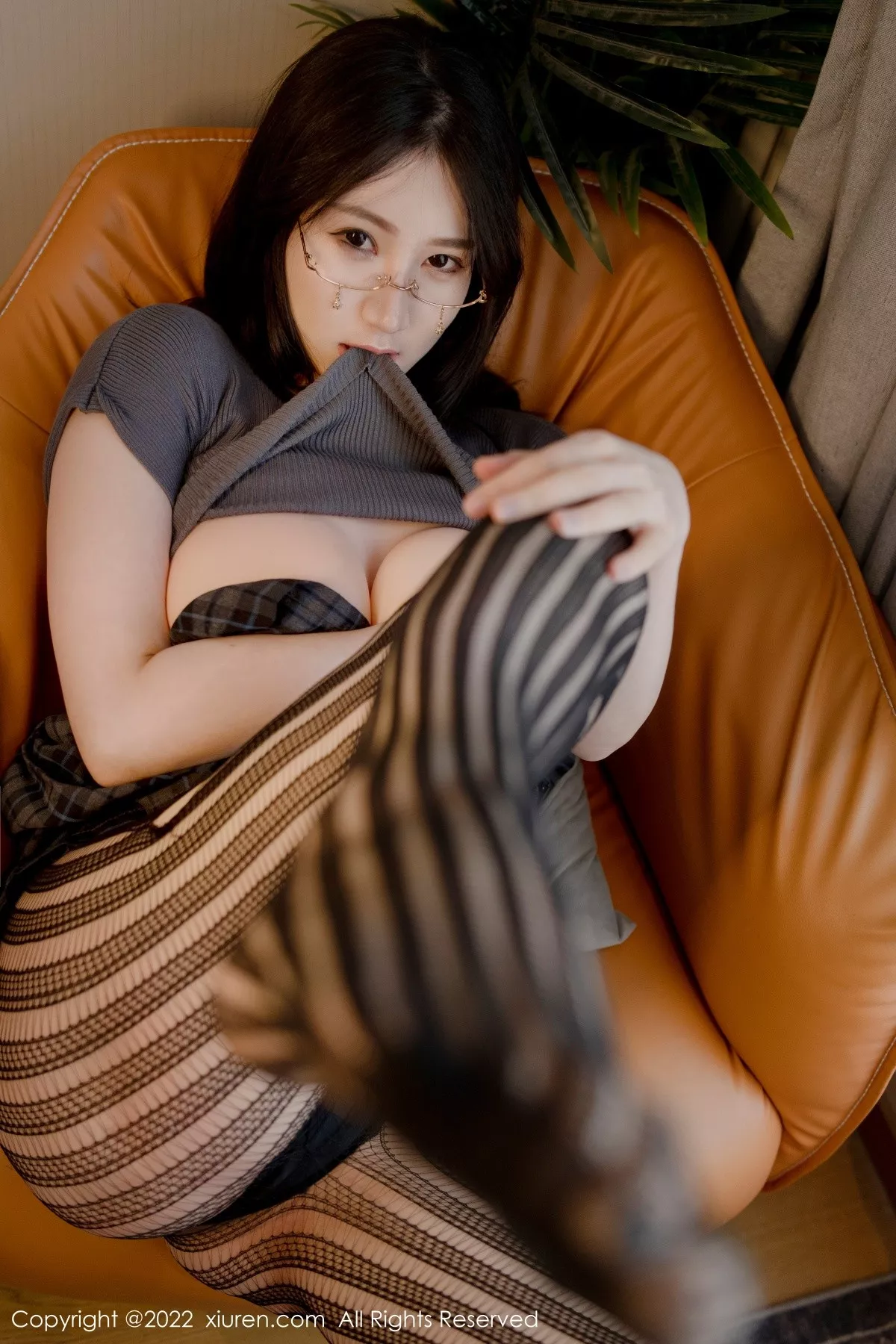 秀人集.com_[XiuRen秀人网]No.5260_模特顾乔楠Cora私房真空上衣配黑色网纹袜半脱秀翘臀诱惑写真66P