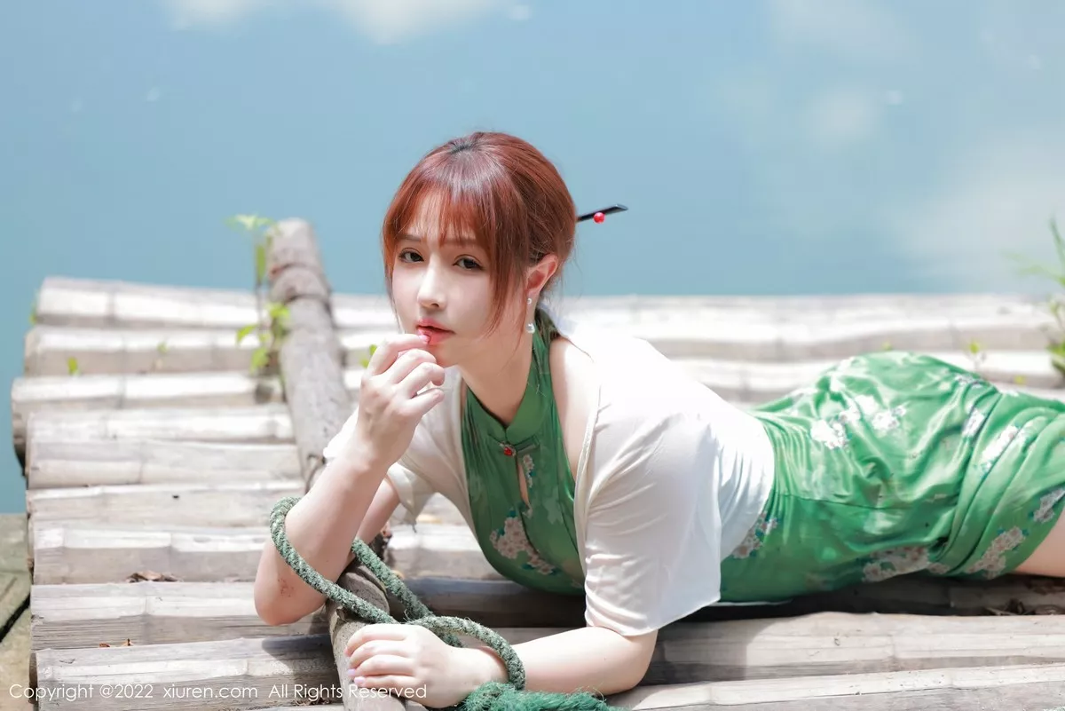 秀人集.com_[XiuRen秀人网]No.5276_模特养乐多DoDo江边场景性感绿色旗袍配超薄肉丝迷人诱惑写真51P