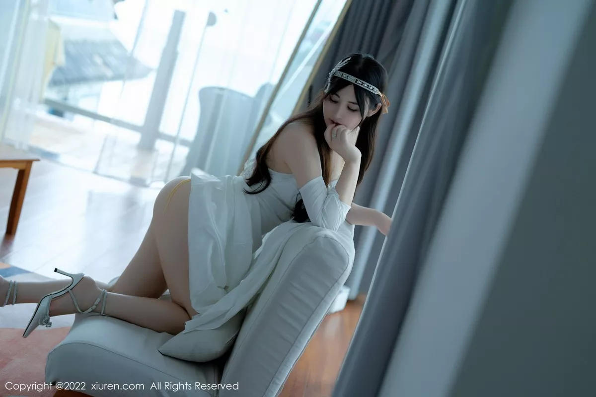 秀人集.com_[XiuRen秀人网]No.5288_模特诗诗kiki大理旅拍白色露肩长裙秀诱人金色内衣惹火诱惑写真59P