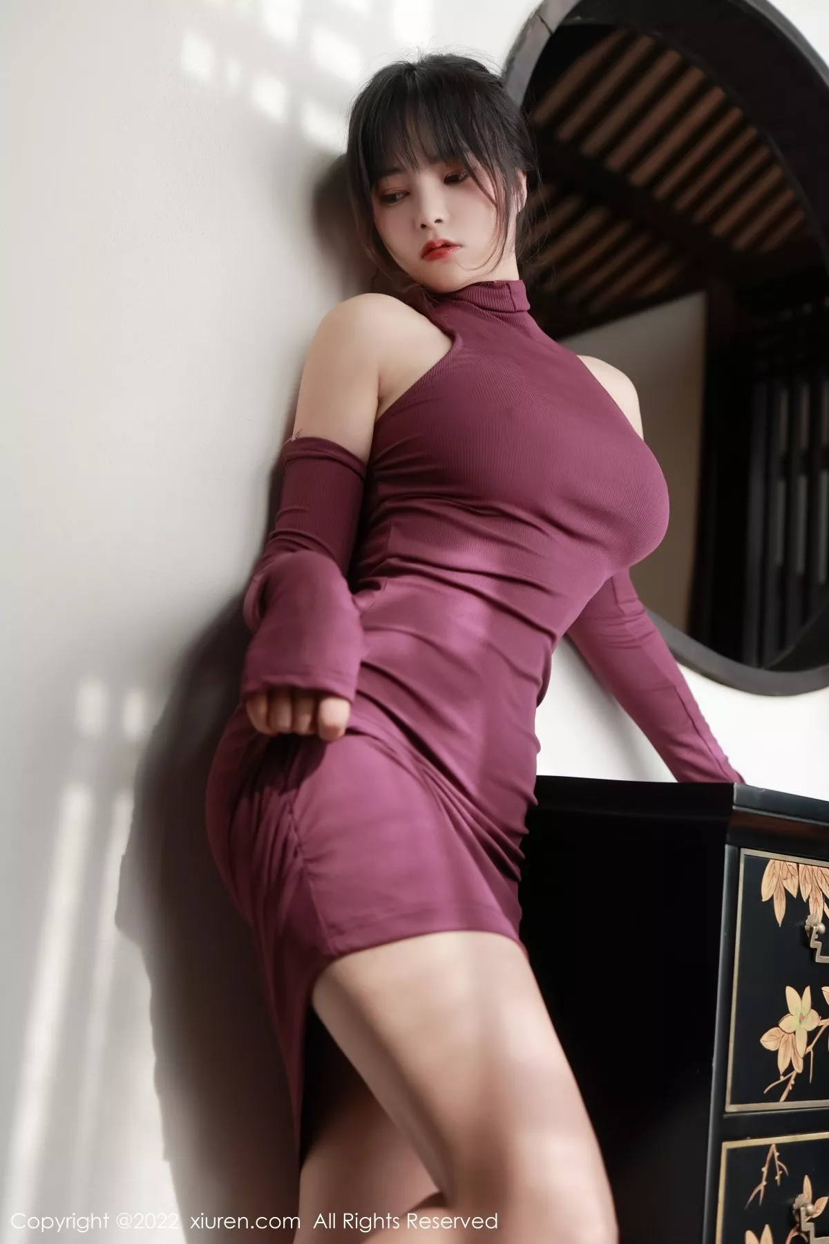 秀人集.com_[XiuRen秀人网]No.5302_模特奈沐子澳门旅拍室内场景紫红色连衣裙秀曼妙身材诱惑写真46P