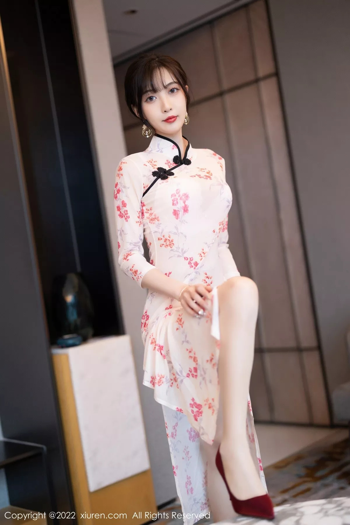 秀人集.com_[XiuRen秀人网]No.5366_模特林星阑厦门旅拍脱轻透旗袍露蕾丝内衣配超薄肉丝诱惑写真84P