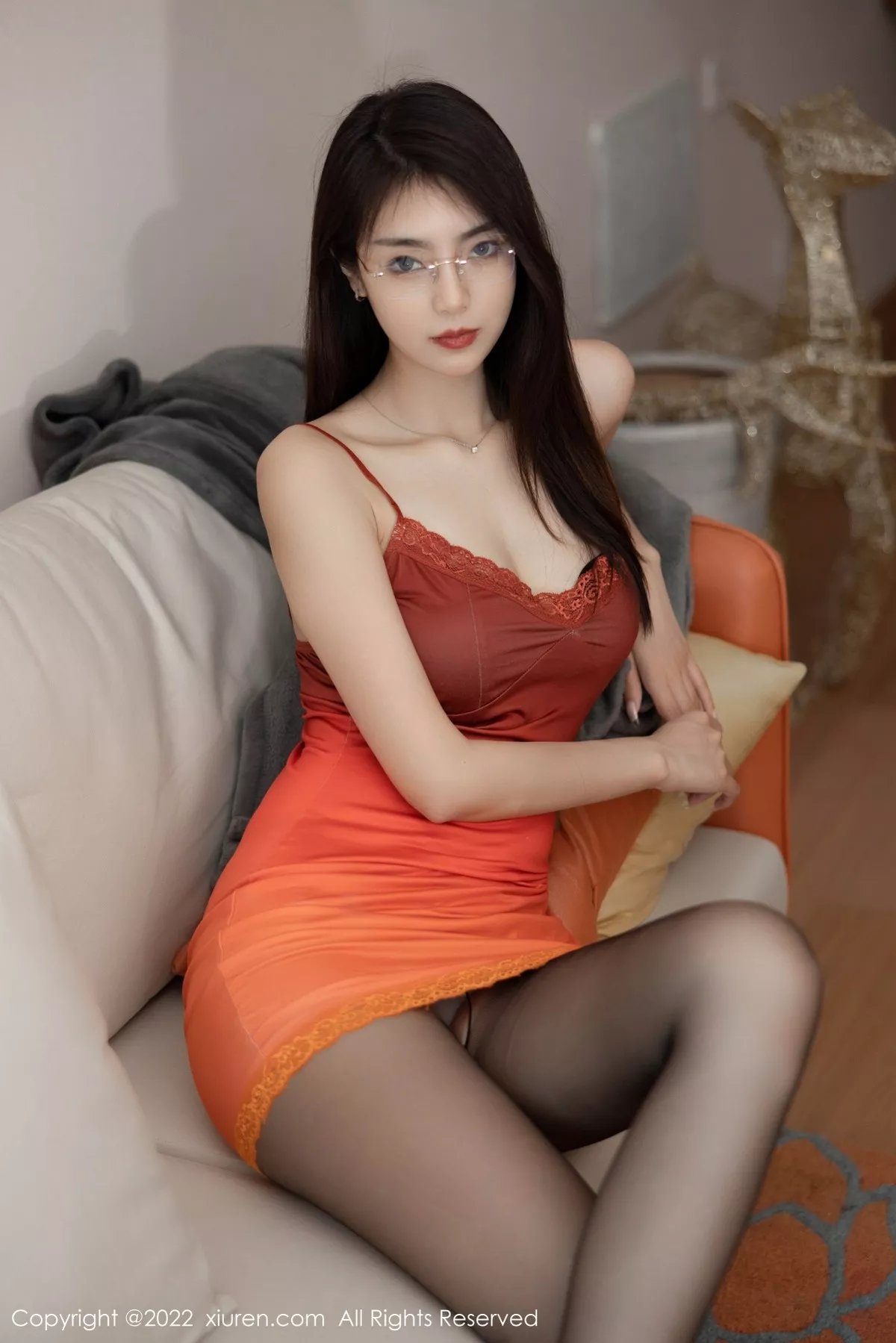 秀人集.com_[XiuRen秀人网]No.5378_模特可乐Vicky橙灰色连衣短裙配超薄黑丝秀翘臀美腿诱惑写真50P