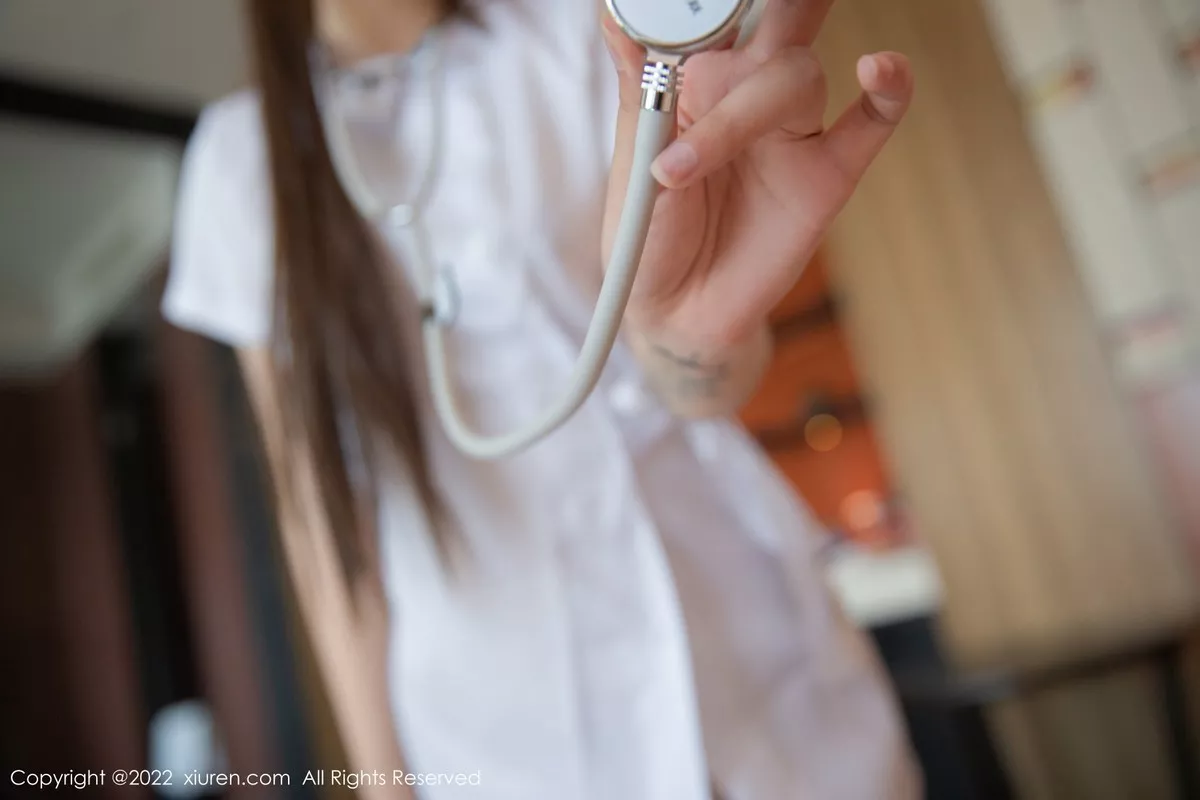 秀人集.com_[XiuRen秀人网]No.5375_模特江真真性感白色护士服饰配超薄开档无内肉丝惹火诱惑写真71P