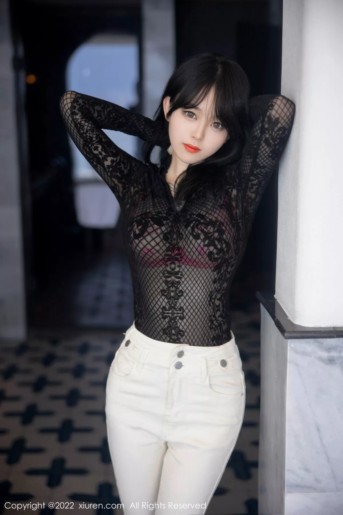 秀人集.com_[XiuRen秀人网]No.5386_模特奶瓶大理旅拍黑色网纱上衣配白色长裤露粉色内衣诱惑写真98P