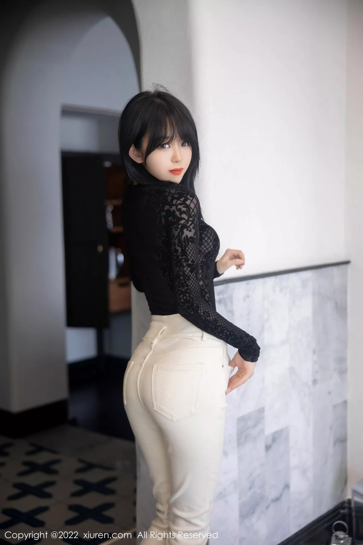 秀人集.com_[XiuRen秀人网]No.5386_模特奶瓶大理旅拍黑色网纱上衣配白色长裤露粉色内衣诱惑写真98P